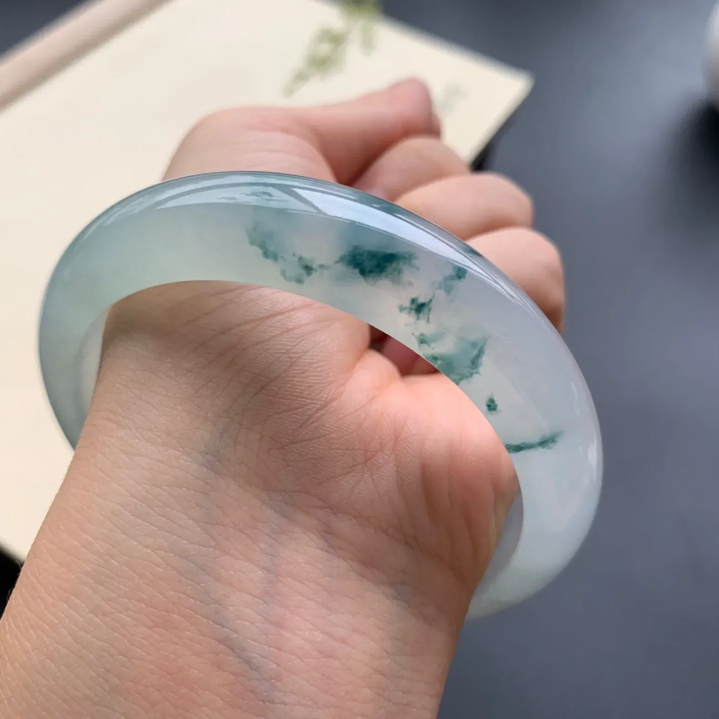 58.8圈口冰种飘花正圈手镯 尺寸：58.8-13.8-8，无纹裂，冰透水润，优雅迷人