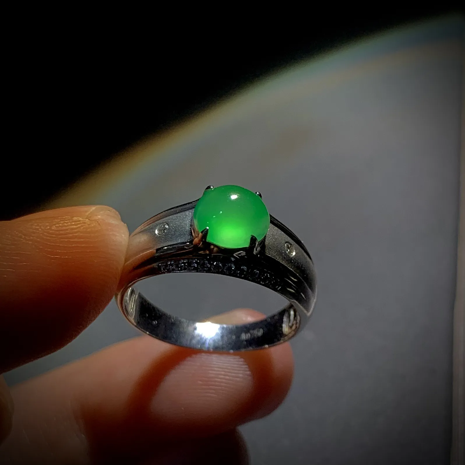 绿蛋面戒指，裸石7-6.5-4mm。14.5#，
18K金，南非钻，