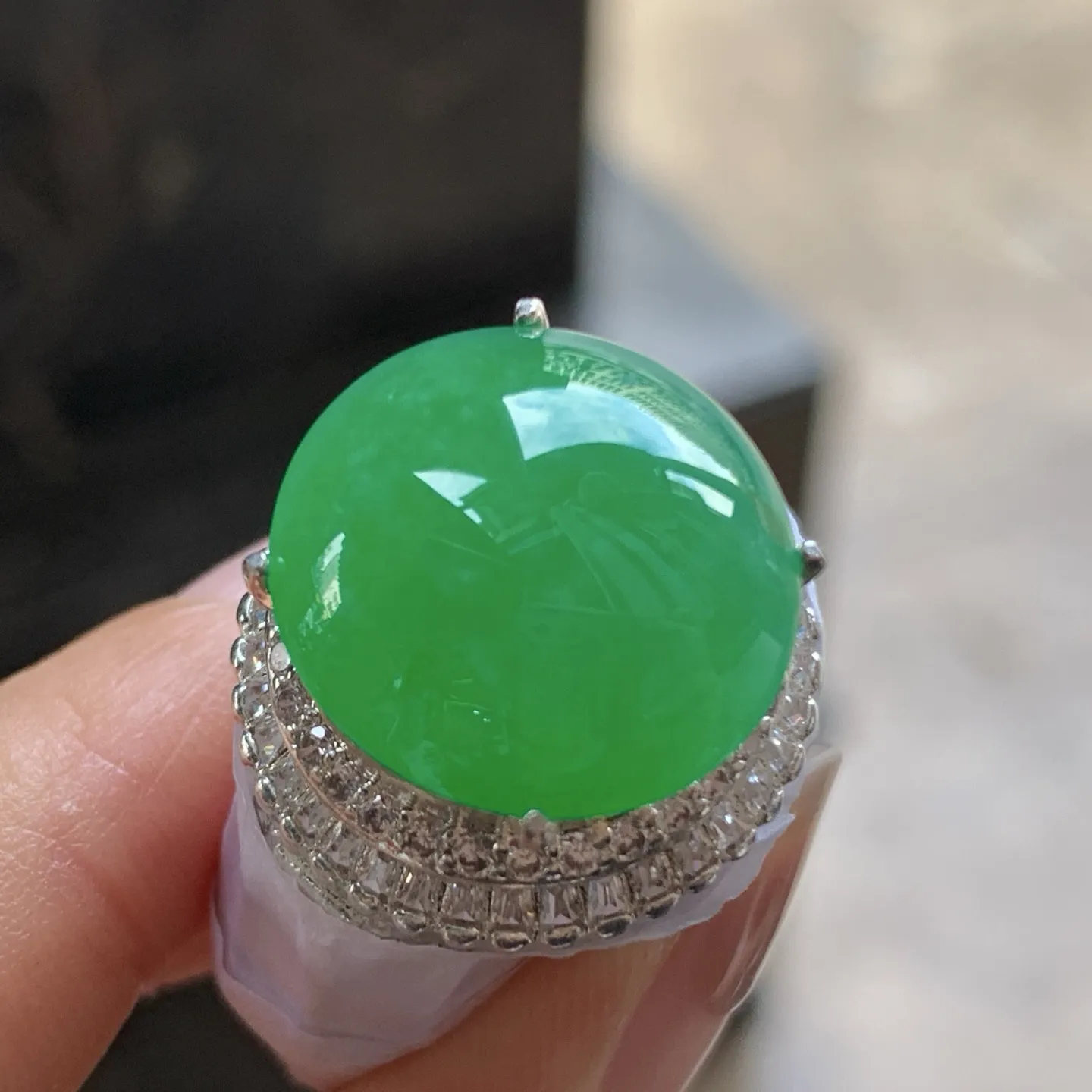 阳绿色戒面一对^_^颜色鲜艳 起光 玉质温润 铜拖