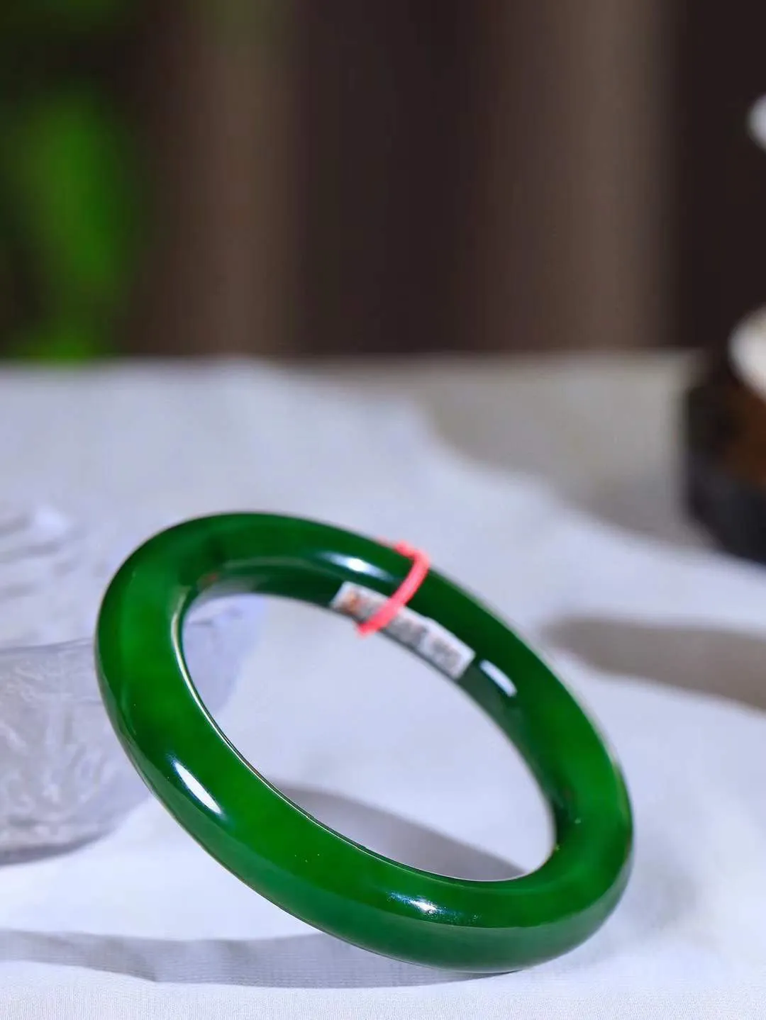 【玉佳人·手镯】

收藏级臻品️和田玉碧玉圆条手镯 ，玉质细腻油润，做工细致精美，端庄素雅，亭亭玉立，芊芊素手。芊芊素手，怎能忘镯？秀美圆条，更显婀娜。内径55.5mm 尺寸11.9-11.7mm重69克69114280A