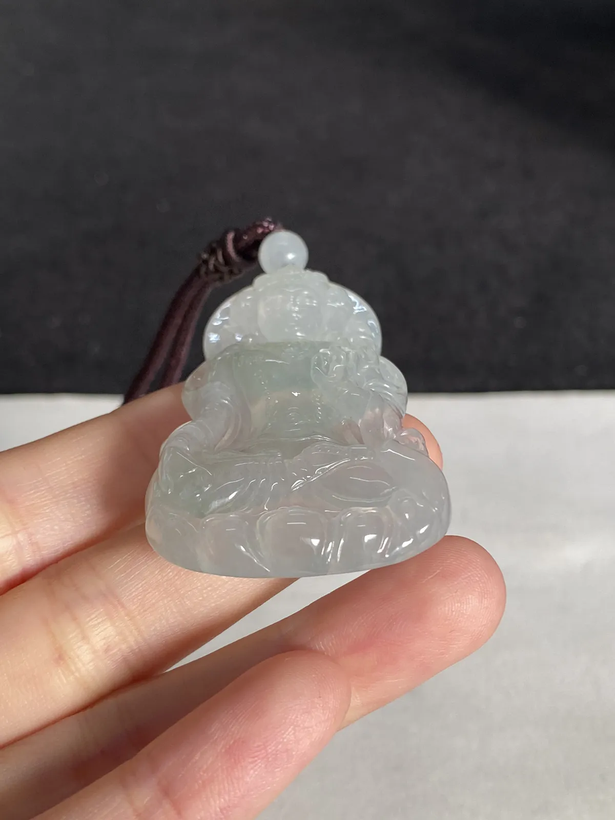 翡翠冰糯种淡绿色吊坠，配珠未测