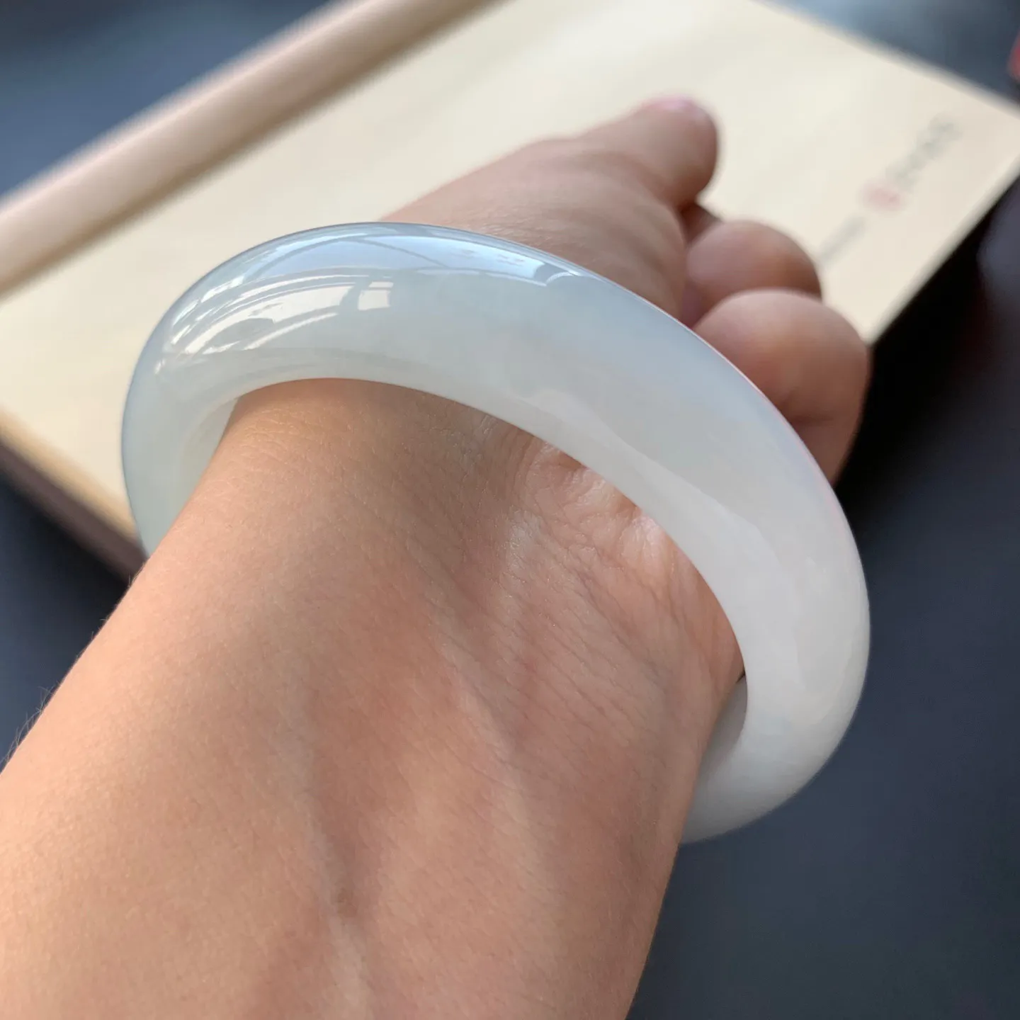 52圈口细糯正圈手镯 尺寸：52-13.5-8.2，无纹裂，细腻釉洁，清爽干净