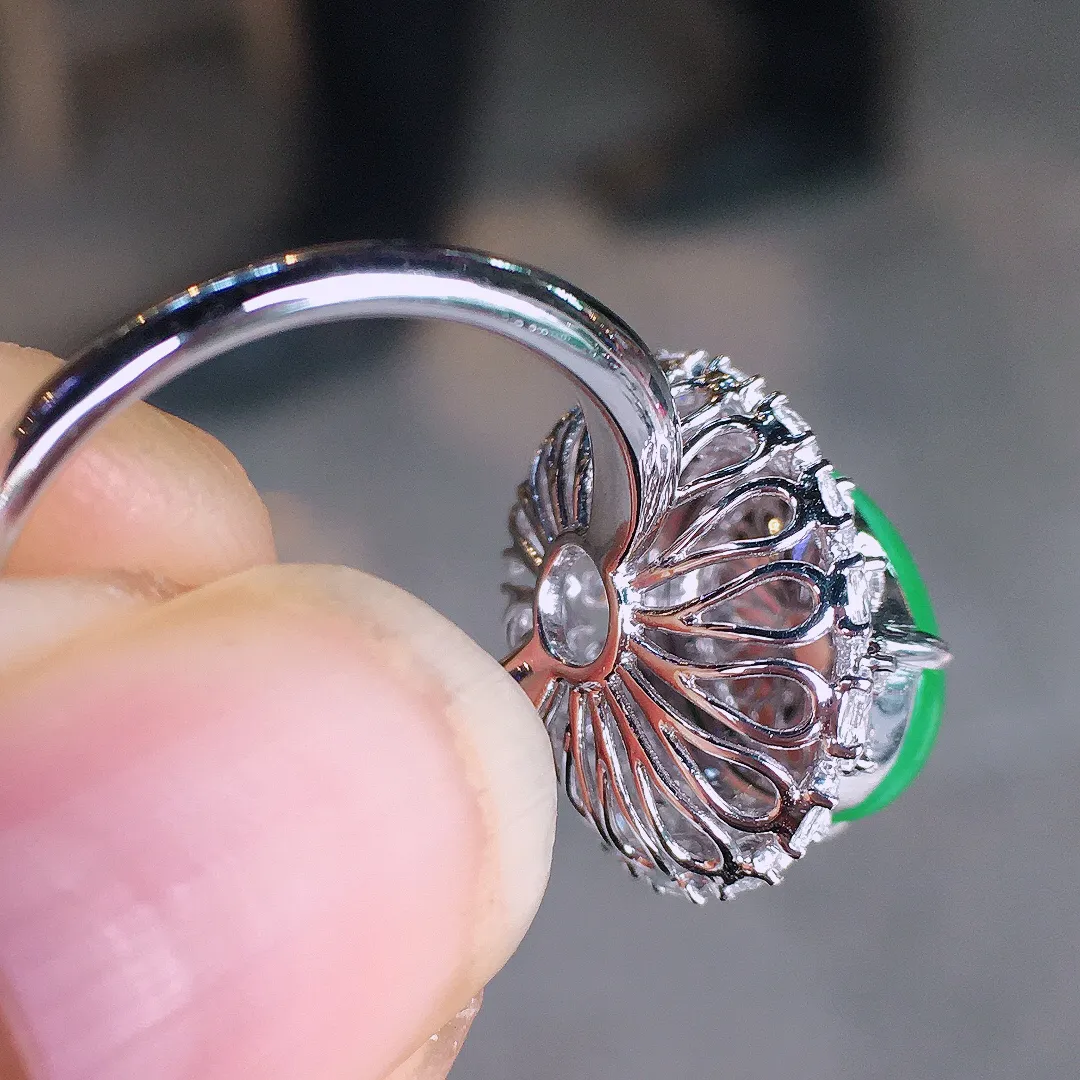 阳绿蛋面戒指，色泽均匀艳丽，玉质细腻，荧光感超
强，饱满圆润，尽显优雅气质，18k
金豪华镶嵌