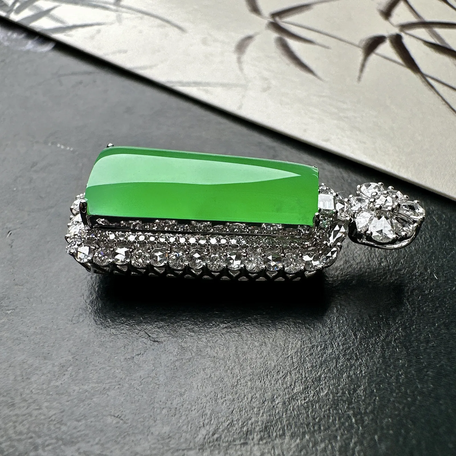 【冰种满绿无事柱吊坠】种水上乘，晶莹剔透，纯净通透，莹光感很强。18k金钻镶嵌，裸石尺寸20.3*9*4.1毫米