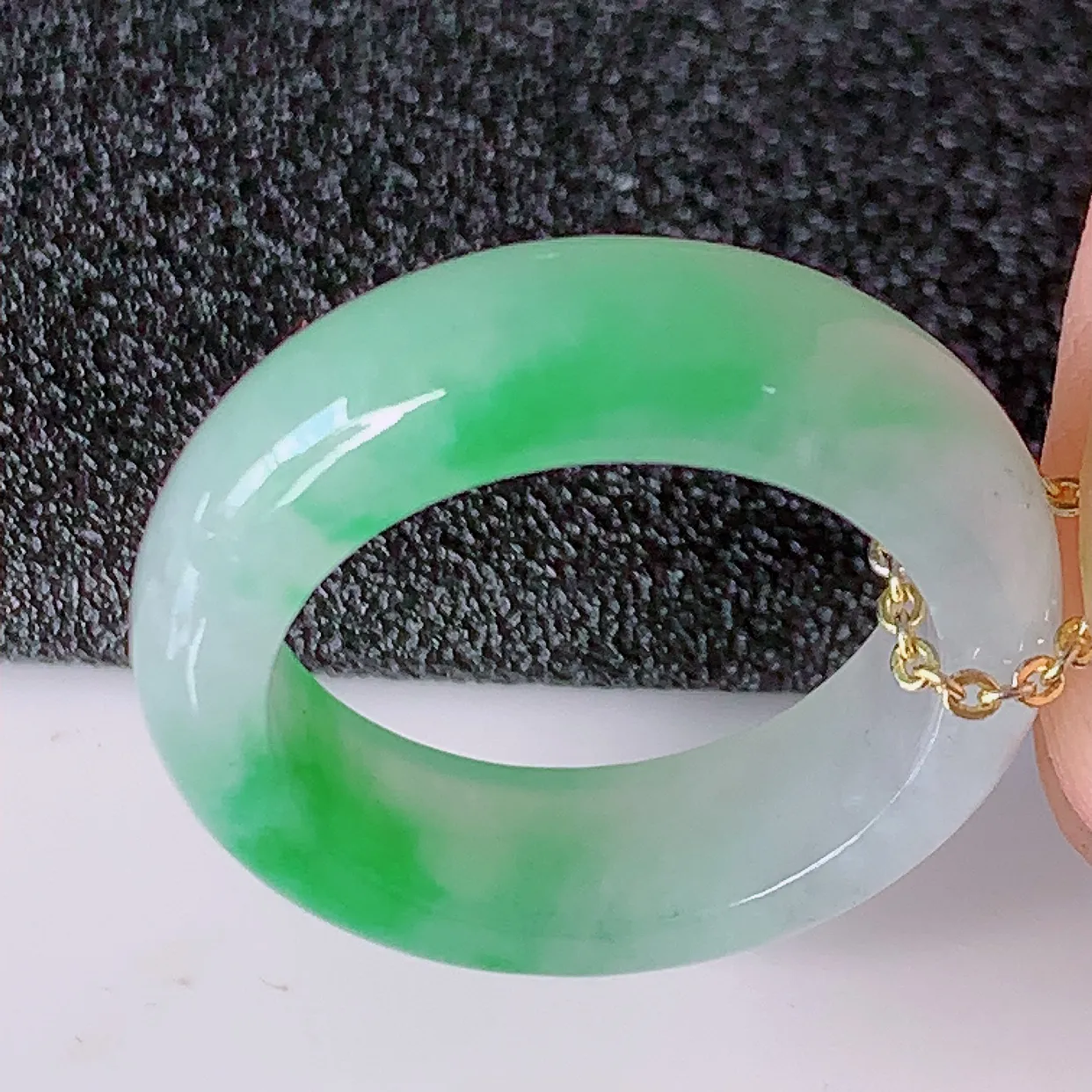 自然光实拍，17.2mm内径冰飘绿翡翠指环，玉戒指，玉质莹润，好精美好冰润的指环，14圈口，上手纤巧