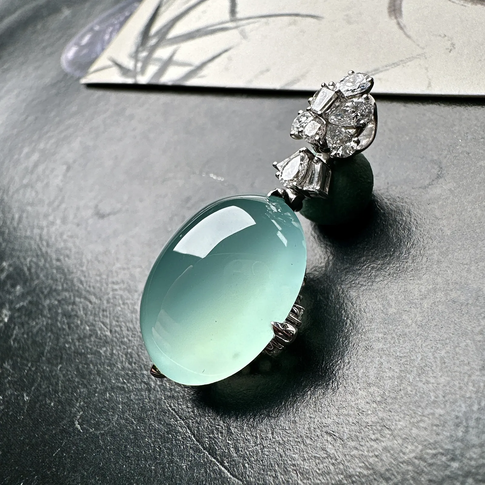 【冰种天空蓝蛋面吊坠】种地上乘，冰感十足，通透起光，饱满圆润，18k金钻镶嵌，裸石尺寸19.1*16.2*10毫米。