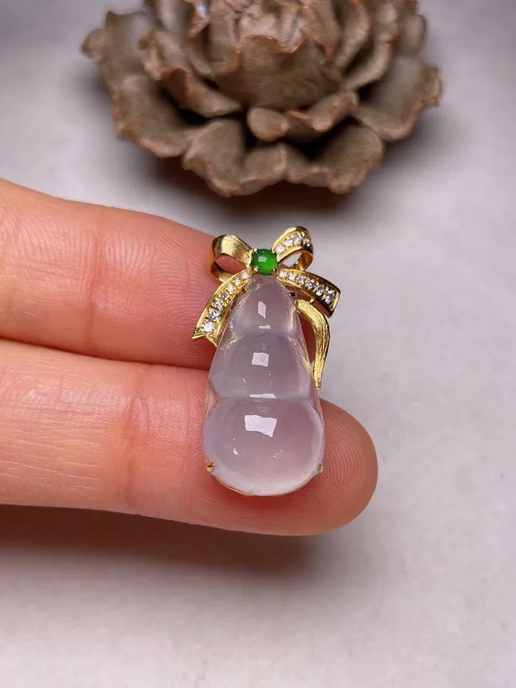 冰种福豆吊坠、真金真钻镶嵌，种水好，玉质细腻 .裸石尺寸 20.6*10.9