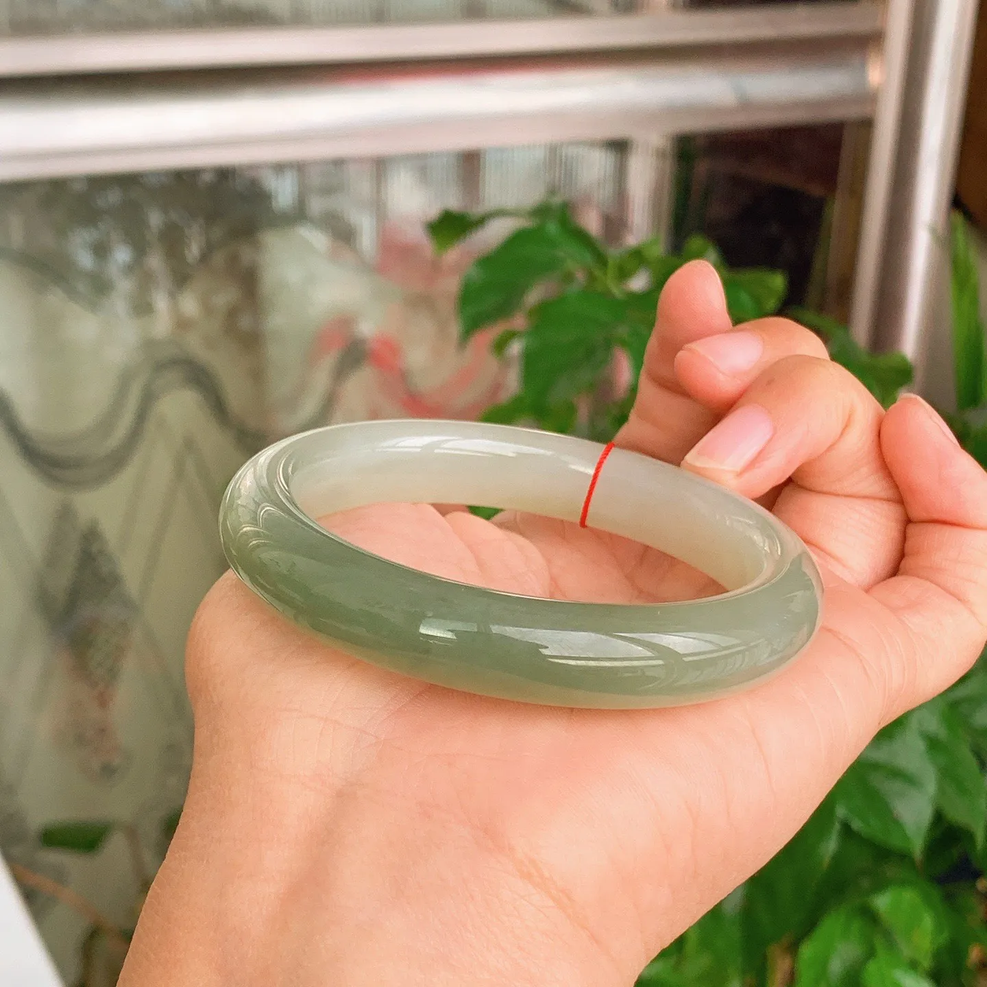 58圈口 和田玉青海翠翠青手镯   58圈口条宽12厚10重58克，玉质细腻油润 底色纯净 脂粉好。结构好。品质好！lt251107