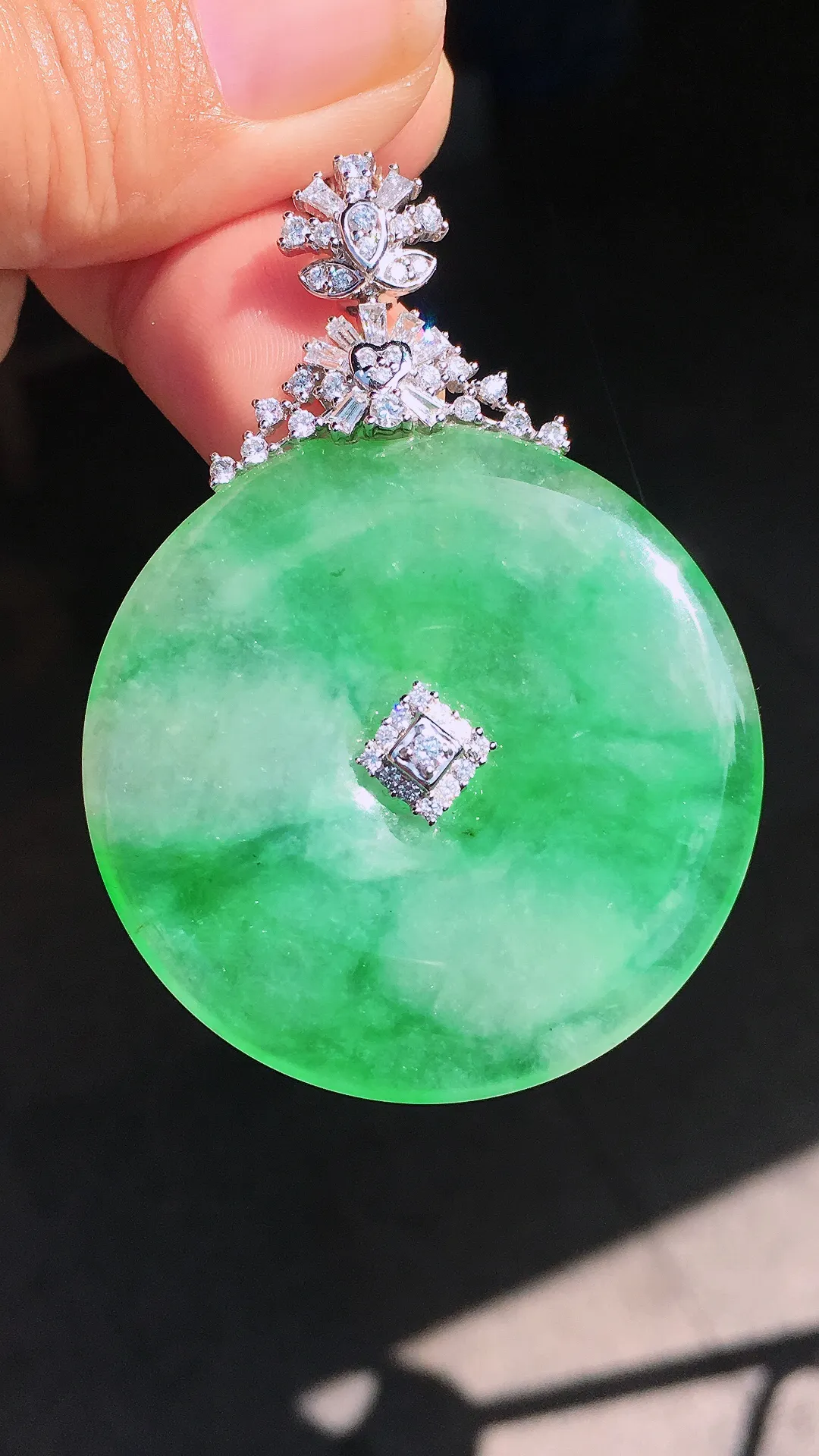 飘绿平安扣吊坠，色泽艳丽，玉质细腻，荧光感超
强，饱满圆润，尽显优雅气质，18k
金豪华镶嵌