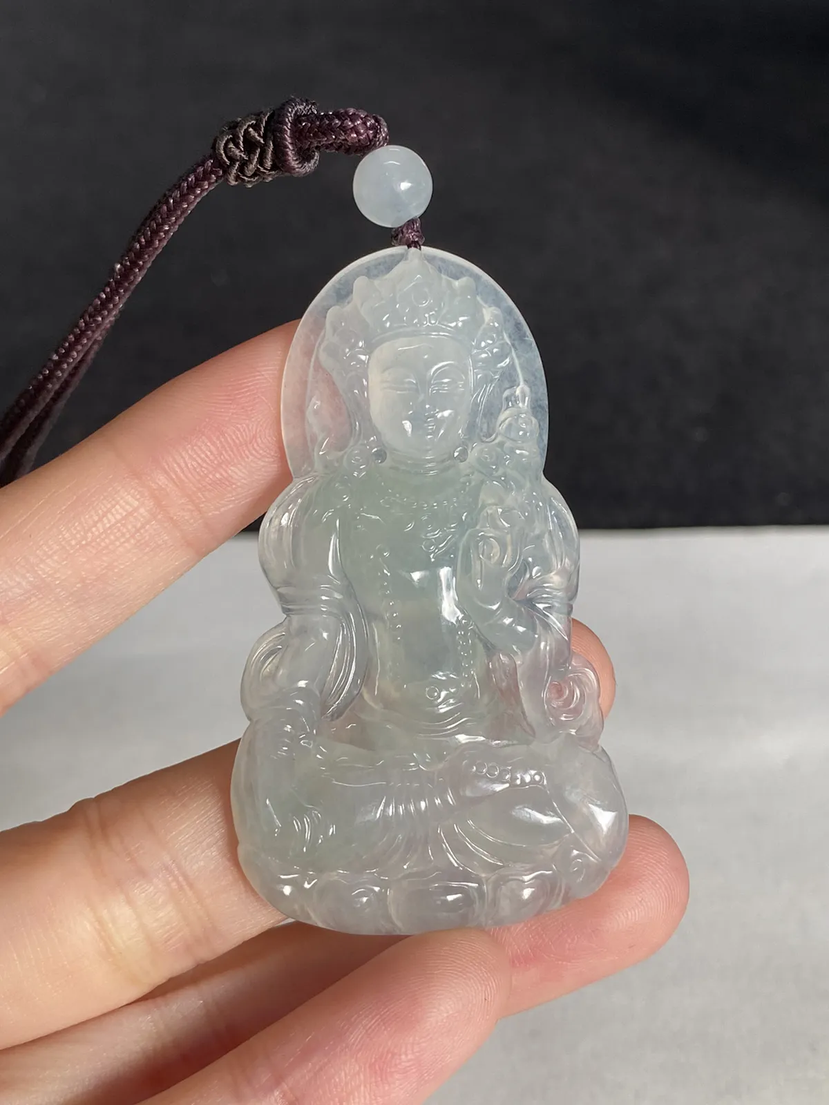 翡翠冰糯种淡绿色吊坠，配珠未测