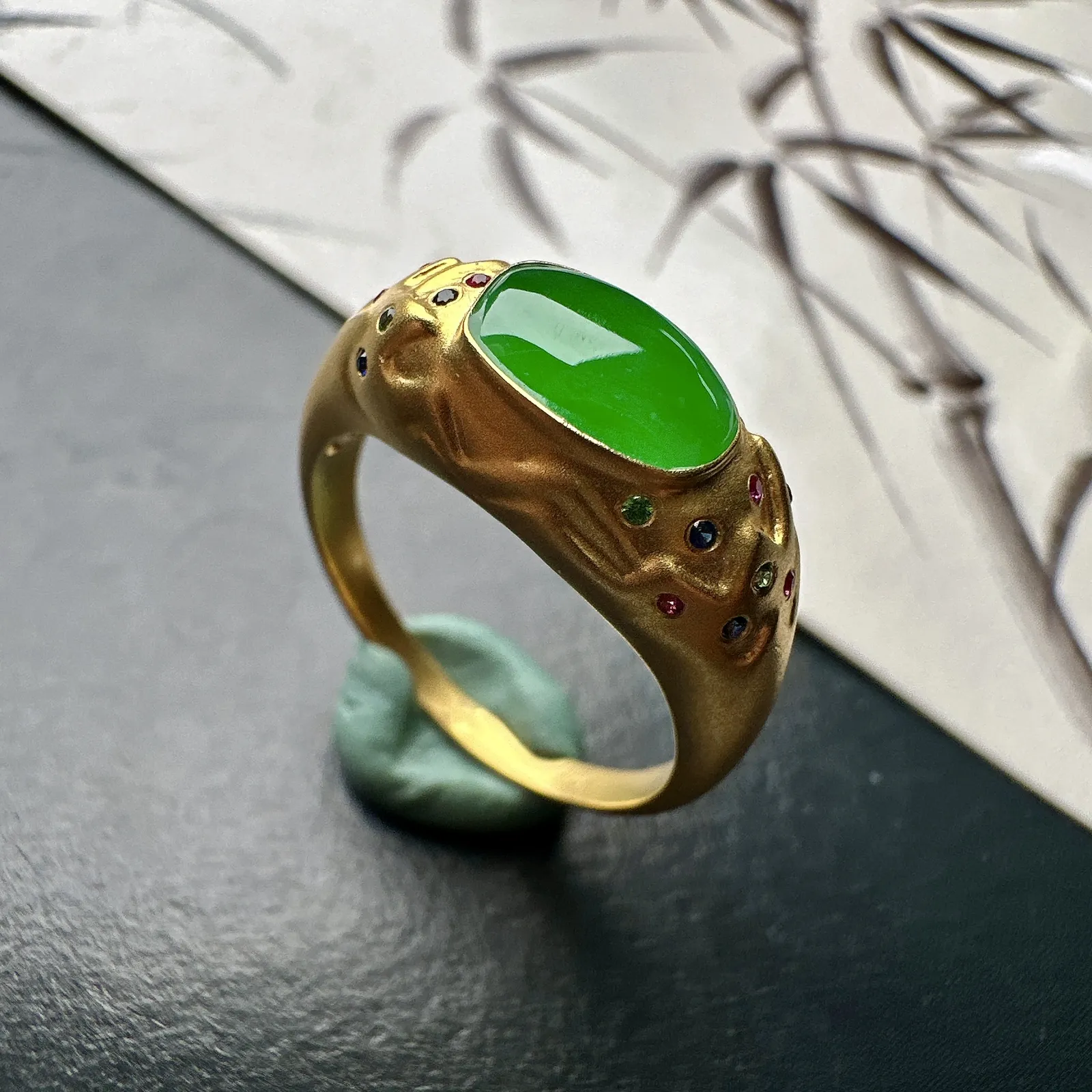 【冰种满绿随形戒指】质地细腻，通透闪亮，光泽耀眼，18k古法金钻镶嵌，裸石尺寸8.6*6.1*2.6毫米