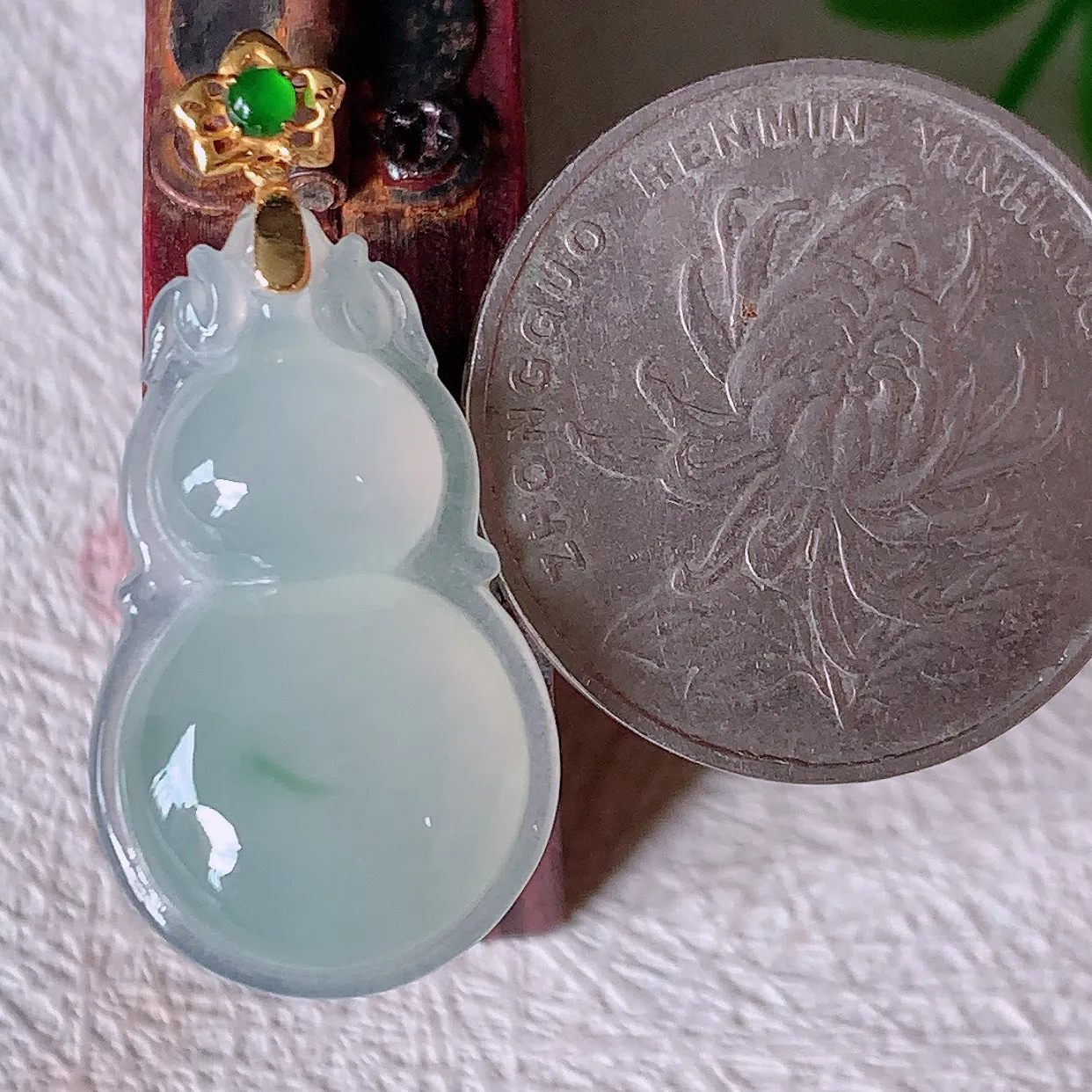 18K金镶嵌冰种飘花翡翠福禄葫芦吊坠，种老水足，雕工精湛 ，寓意美好，佩戴时尚出众！#12.7整体32裸石26-15.5*5.6
