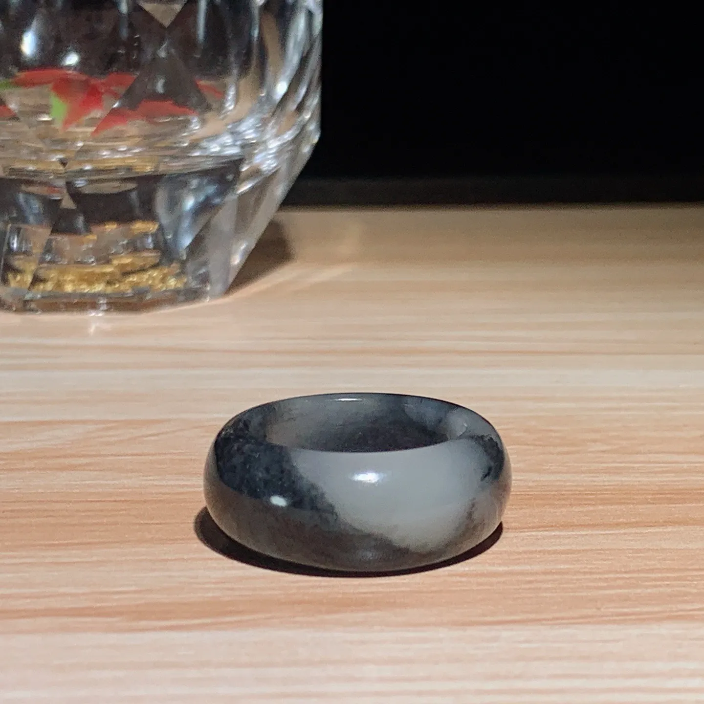 新疆和田玉籽料青花戒指。指环。内经18尺寸10/4重6.6克。玉质细腻油润。手推出油。佩戴高端典雅。