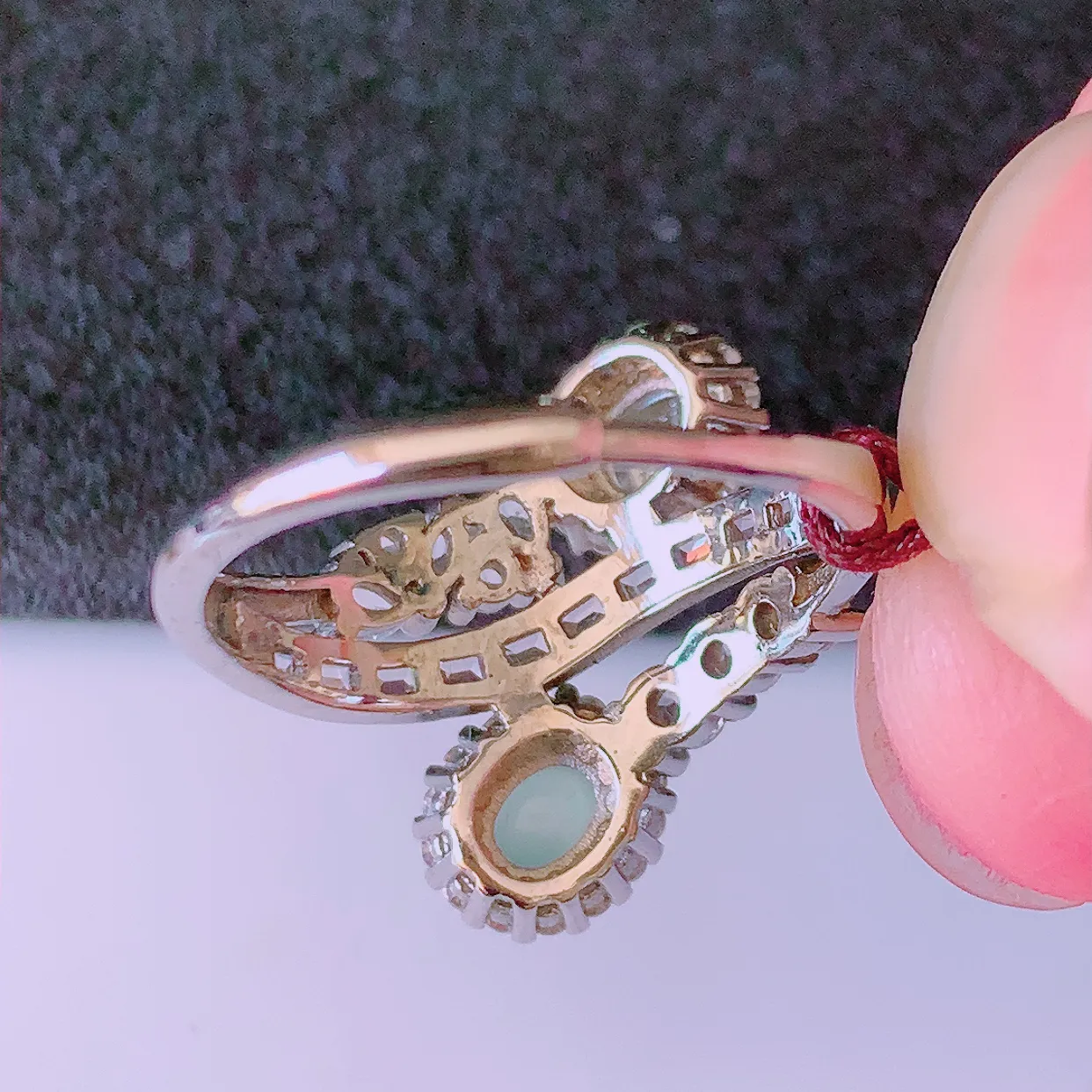 冰透满绿翡翠925银镶嵌戒指，自然光实拍，翠色灵动，颜色漂亮，种老水足，品相佳，佩戴佳品！#97.7（圈口可调大小）整体24.5-17.7-6.2裸石4.5*4.5