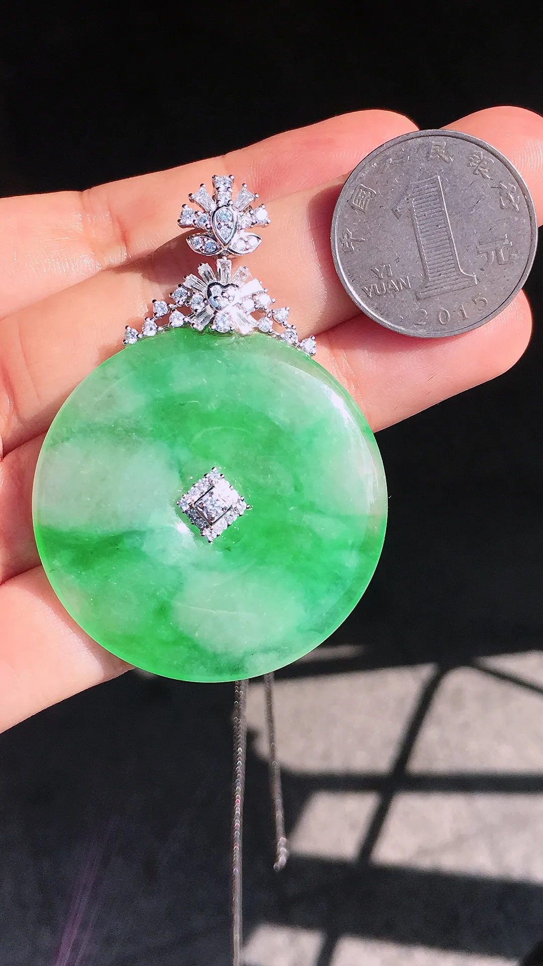飘绿平安扣吊坠，色泽艳丽，玉质细腻，荧光感超
强，饱满圆润，尽显优雅气质，18k
金豪华镶嵌