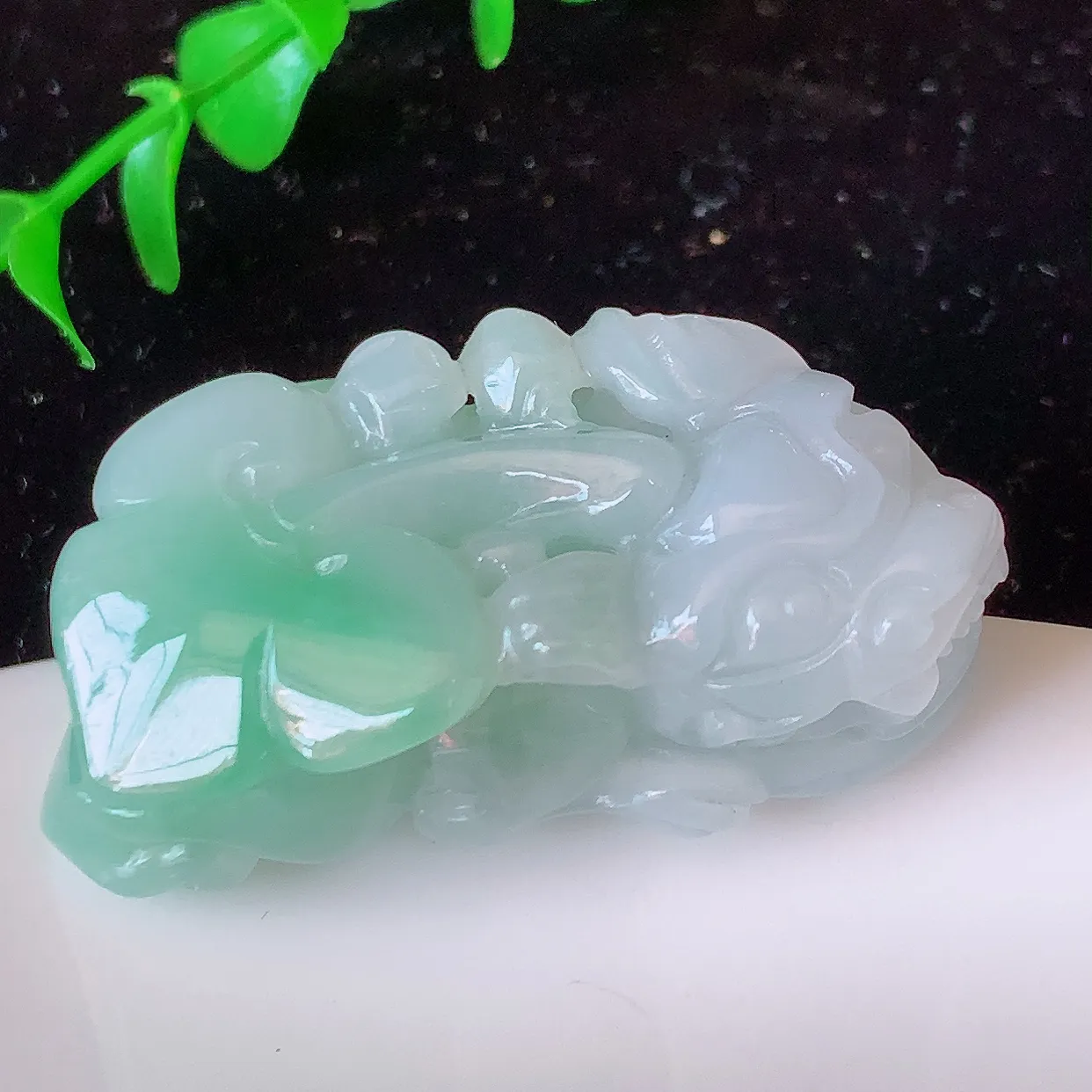 自然光实拍，冰润飘绿翡翠霸王貔貅吊坠，民间有“一摸貔貅运程旺盛，再摸貔貅财运滚滚，三摸貔貅平步青云 ”的美好祝愿。#81.7