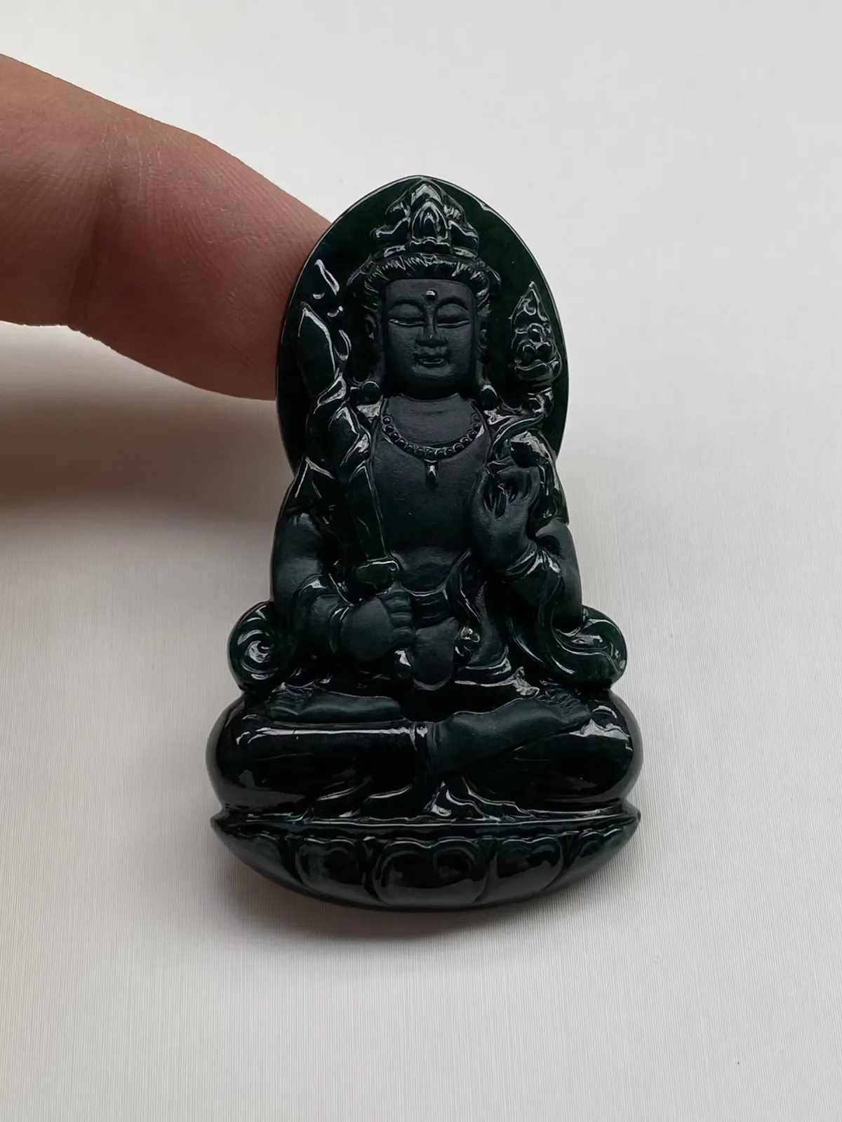墨翠【虚空藏菩萨】细腻干净，黑度好、性价比高，雕工精湛，打灯透绿‘