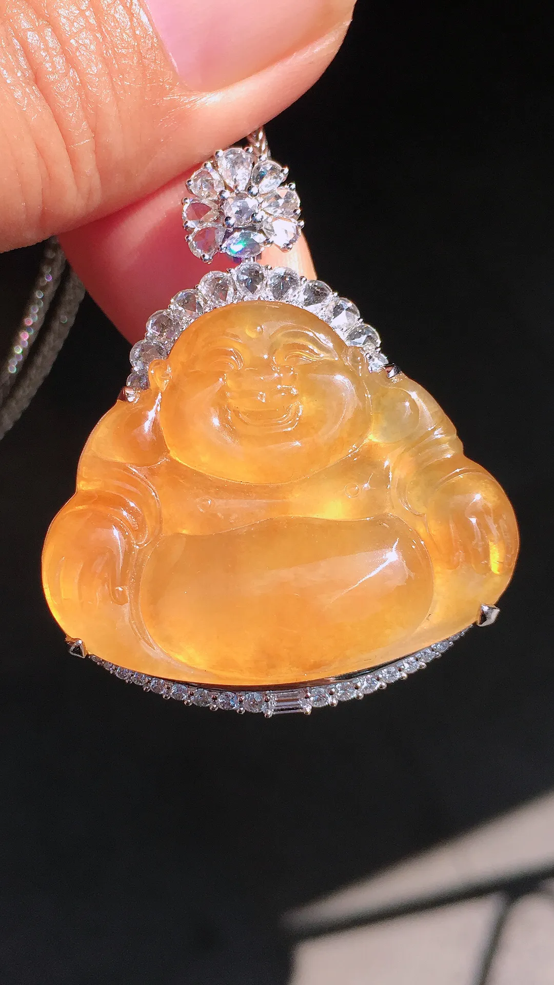 黄翡佛公吊坠，色泽均匀艳丽，玉质细腻，荧光感超
强，饱满圆润，尽显优雅气质，18k
金豪华镶嵌