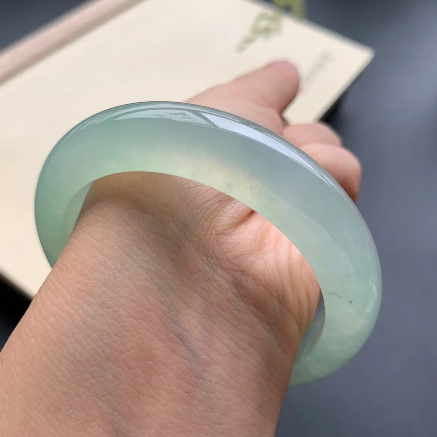 53.6圈口冰晴绿正圈手镯 尺寸：53.6-12.5-8.8，无纹裂，冰透水润，胶感十足