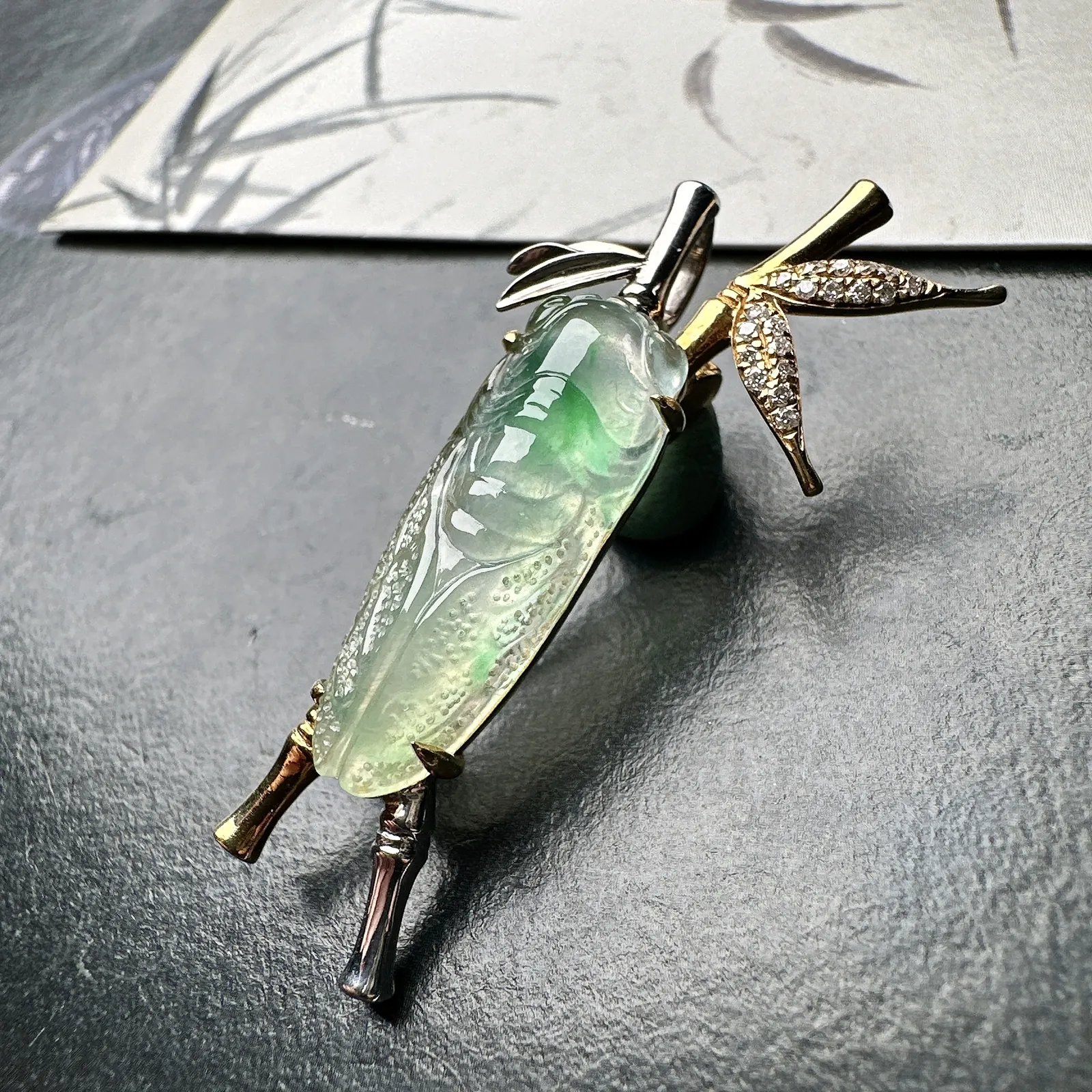 【冰种飘绿镶嵌知了】一鸣惊人，胸针、吊坠两用款，质地非常细腻，通透度很好，18k金钻镶嵌，裸石尺寸23.9*9.2*4.8毫米