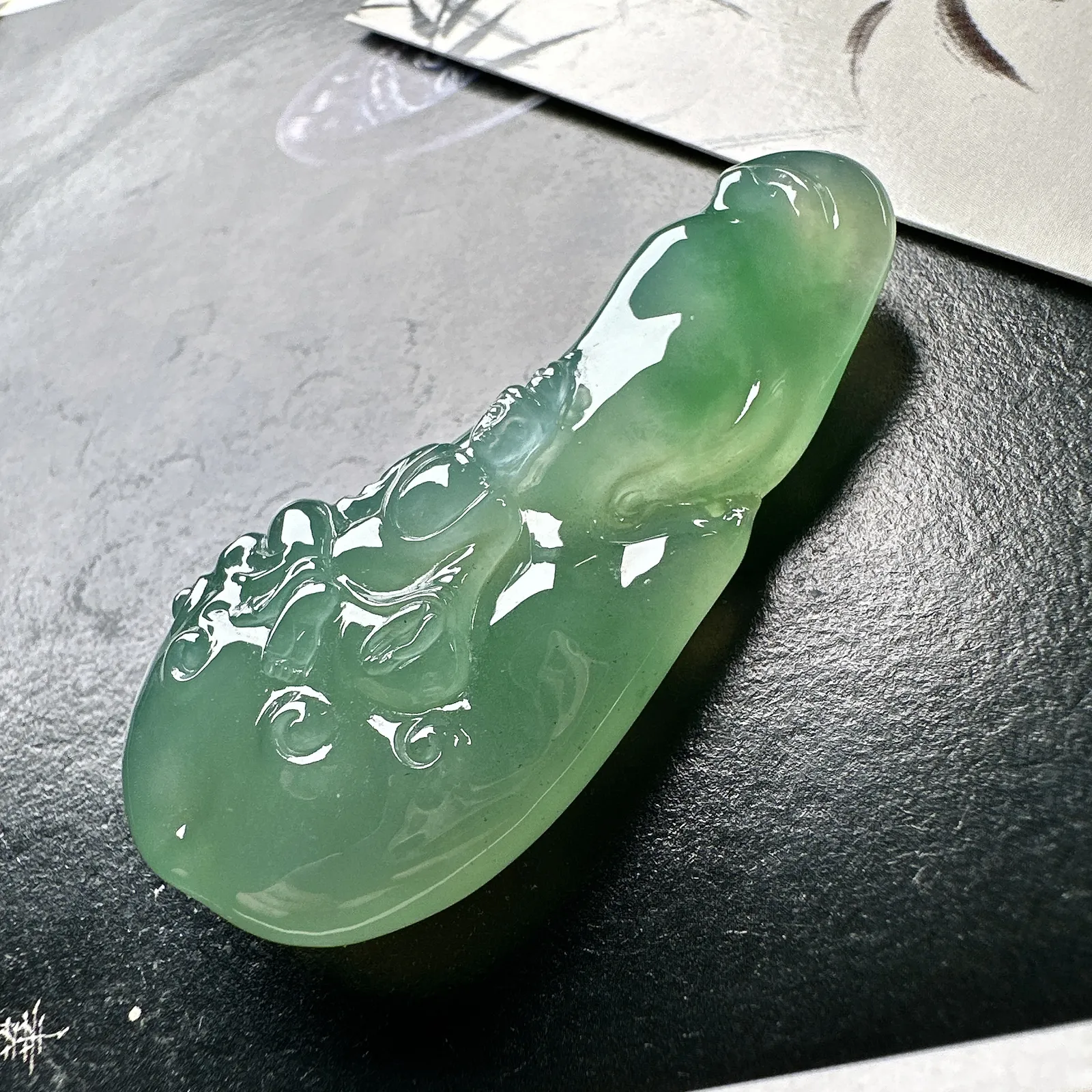 【冰种晴绿随形观音】质地细腻，通透度上佳，冰感十足，适合佩戴。