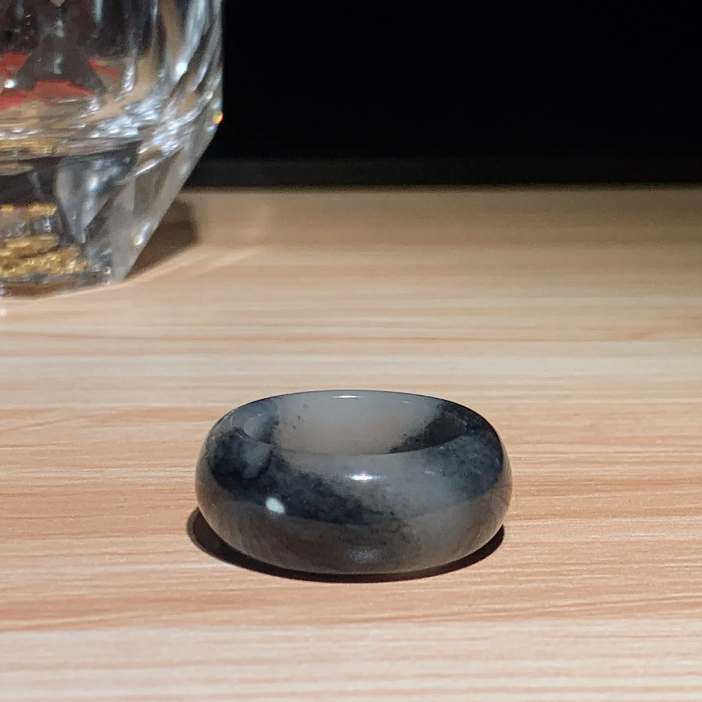 新疆和田玉籽料青花戒指。指环。内经18尺寸10/4重6.6克。玉质细腻油润。手推出油。佩戴高端典雅。lt251107