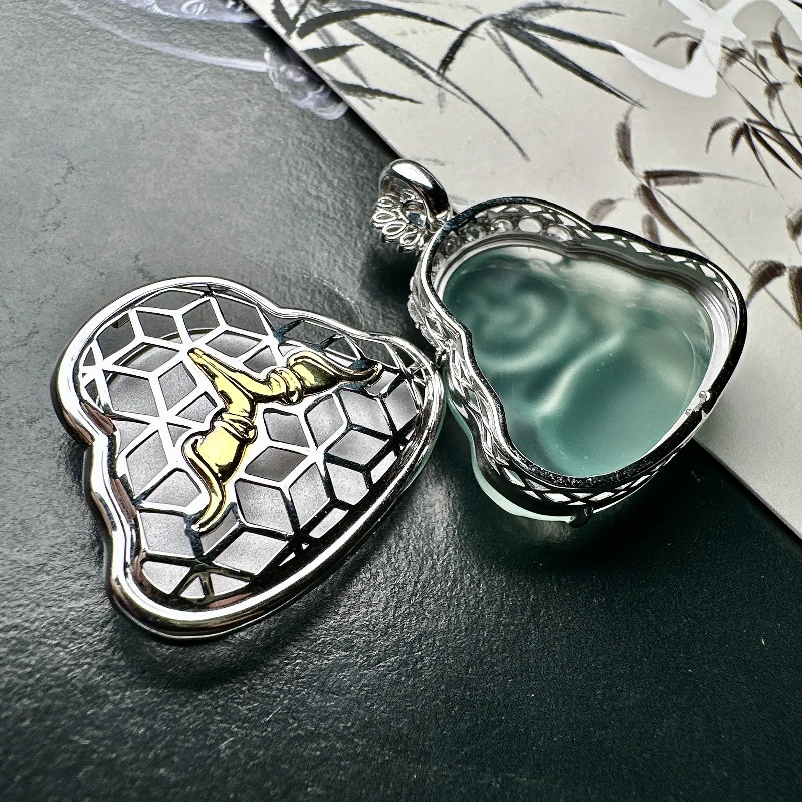 【冰种天空蓝正装观音】冰感动人，通透闪耀，光可鉴人，收藏佳品推荐。18k金钻镶嵌，裸石尺寸26.9*33.7*5毫米