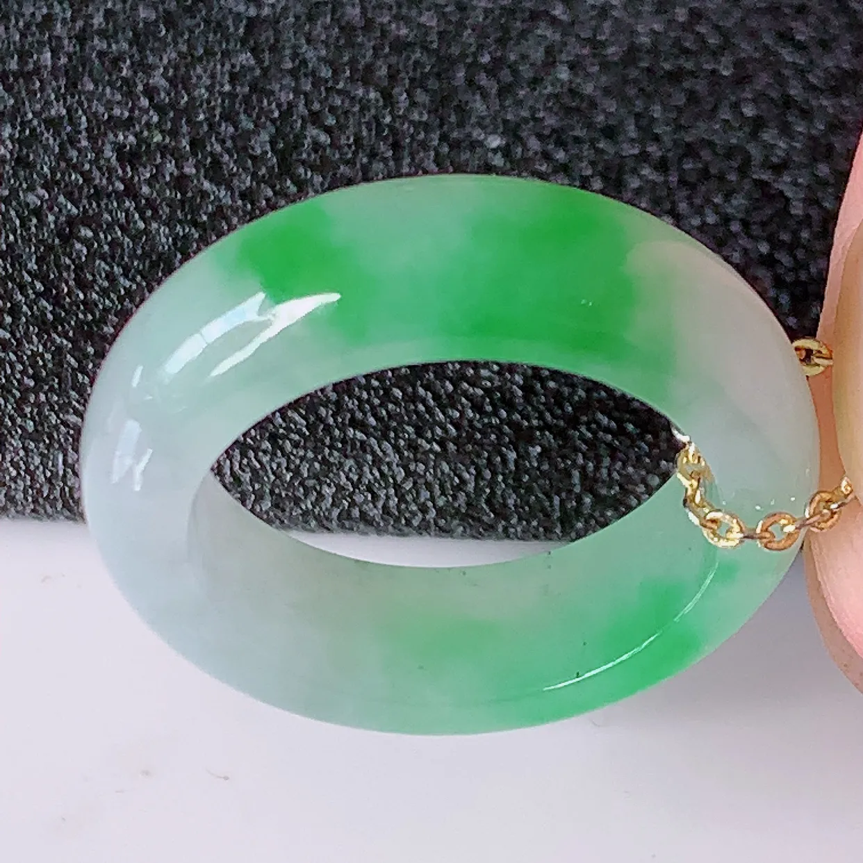 自然光实拍，17.2mm内径冰飘绿翡翠指环，玉戒指，玉质莹润，好精美好冰润的指环，14圈口，上手纤巧！#01.7尺寸17.2*6*3.5