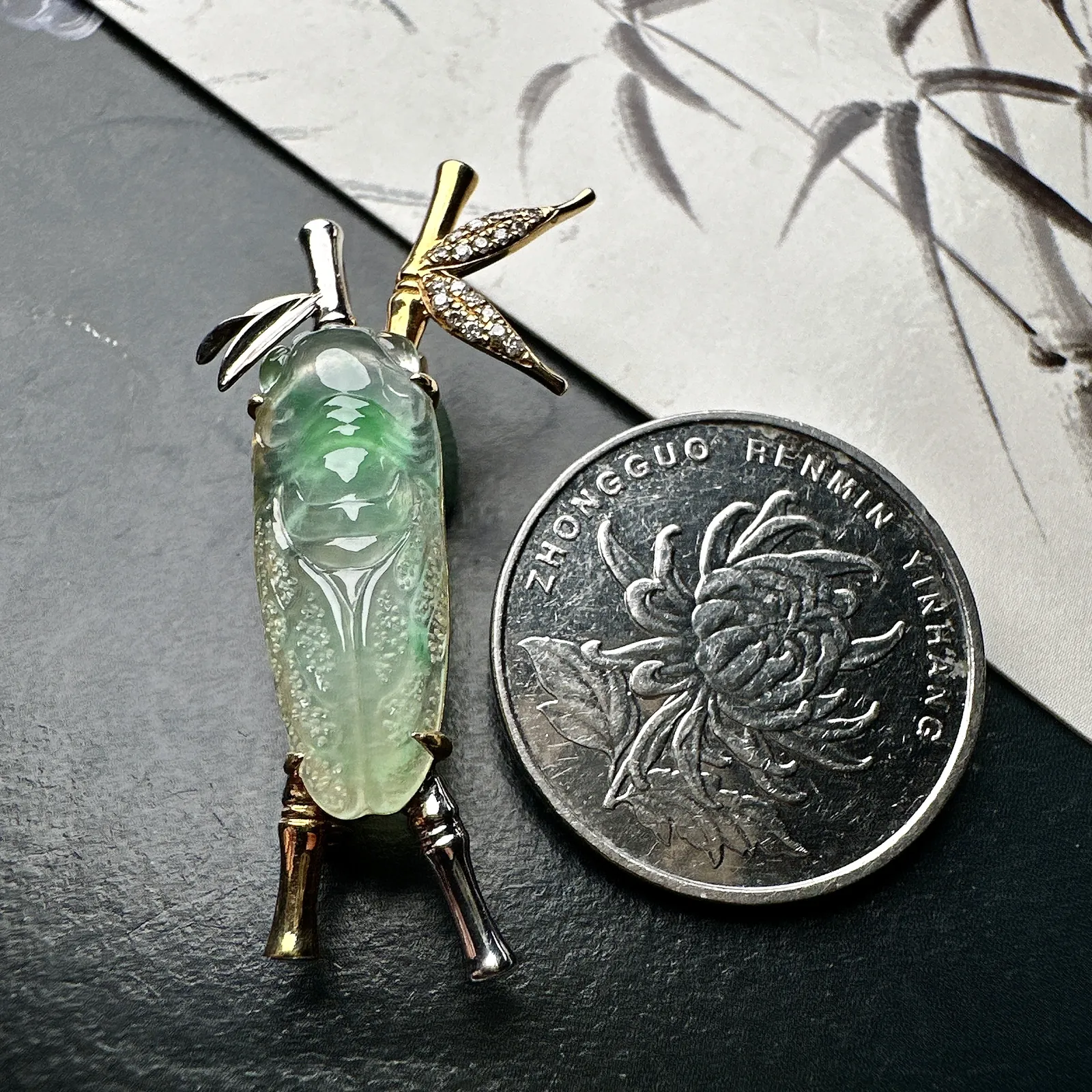 【冰种飘绿镶嵌知了】一鸣惊人，胸针、吊坠两用款，质地非常细腻，通透度很好，18k金钻镶嵌，裸石尺寸2