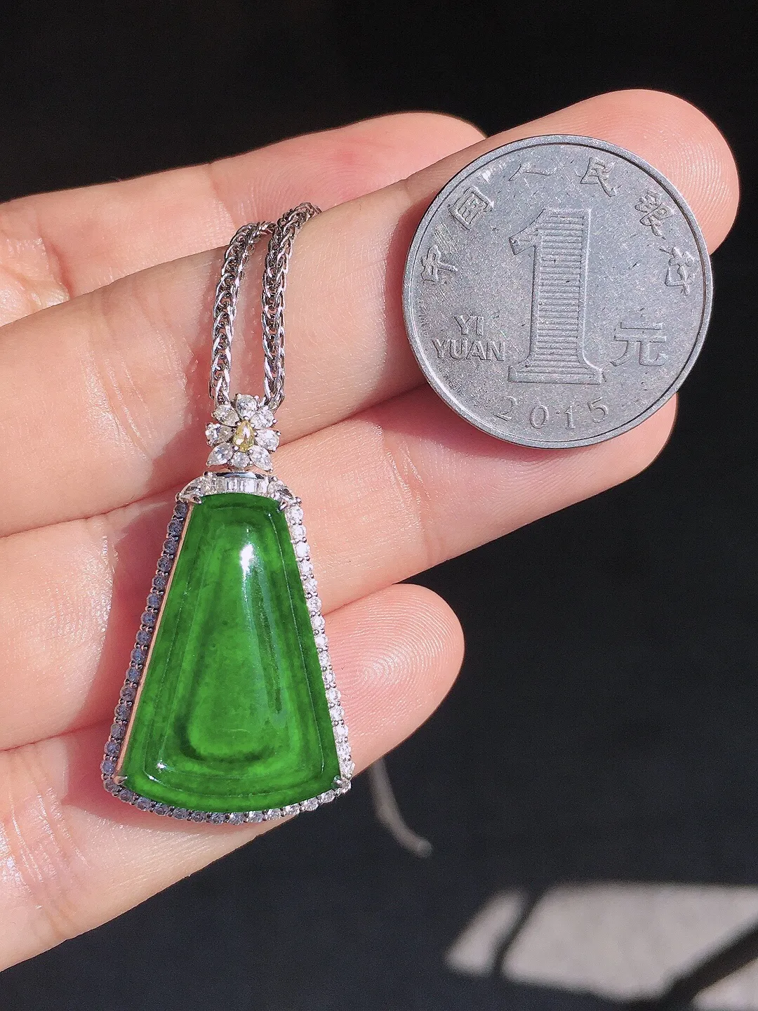 阳绿无事牌吊坠，色泽均匀艳丽，玉质细腻，荧光感超
强，饱满圆润，尽显优雅气质，18k
金豪华镶嵌