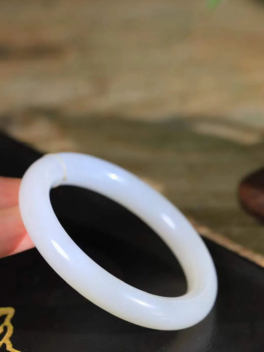 【花样年华·手镯】

精品️和田玉糖白玉手镯，质地油润细腻，色泽高贵典雅，镯型古朴典雅。在诗情画意的雨巷相遇，你是我腕间的一抹风情，有你眸有深情，清风荡漾湖间静水，我愿俯身低眉，在烟波涟漪处，寻你深情倩影。重55.5克  尺寸58-11-10mm   75110854A