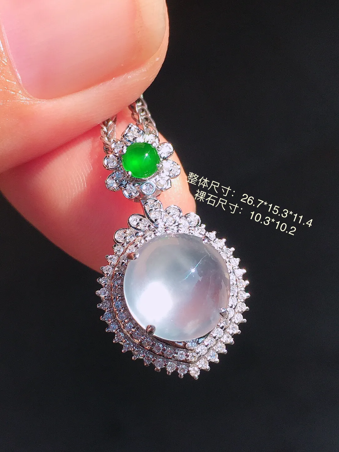 玻璃种蛋面吊坠，玉质细腻，荧光感超
强，饱满圆润，尽显优雅气质，18k
金豪华镶嵌