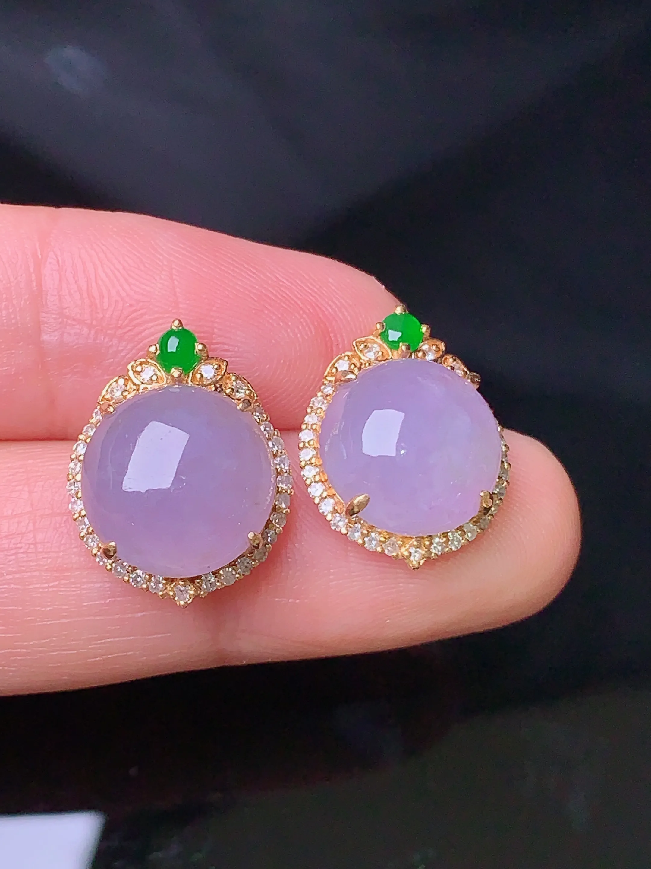 18k金钻镶嵌紫罗兰蛋面耳钉 玉质细腻 色泽清新艳丽 整体尺寸16.5*13.5*8.3