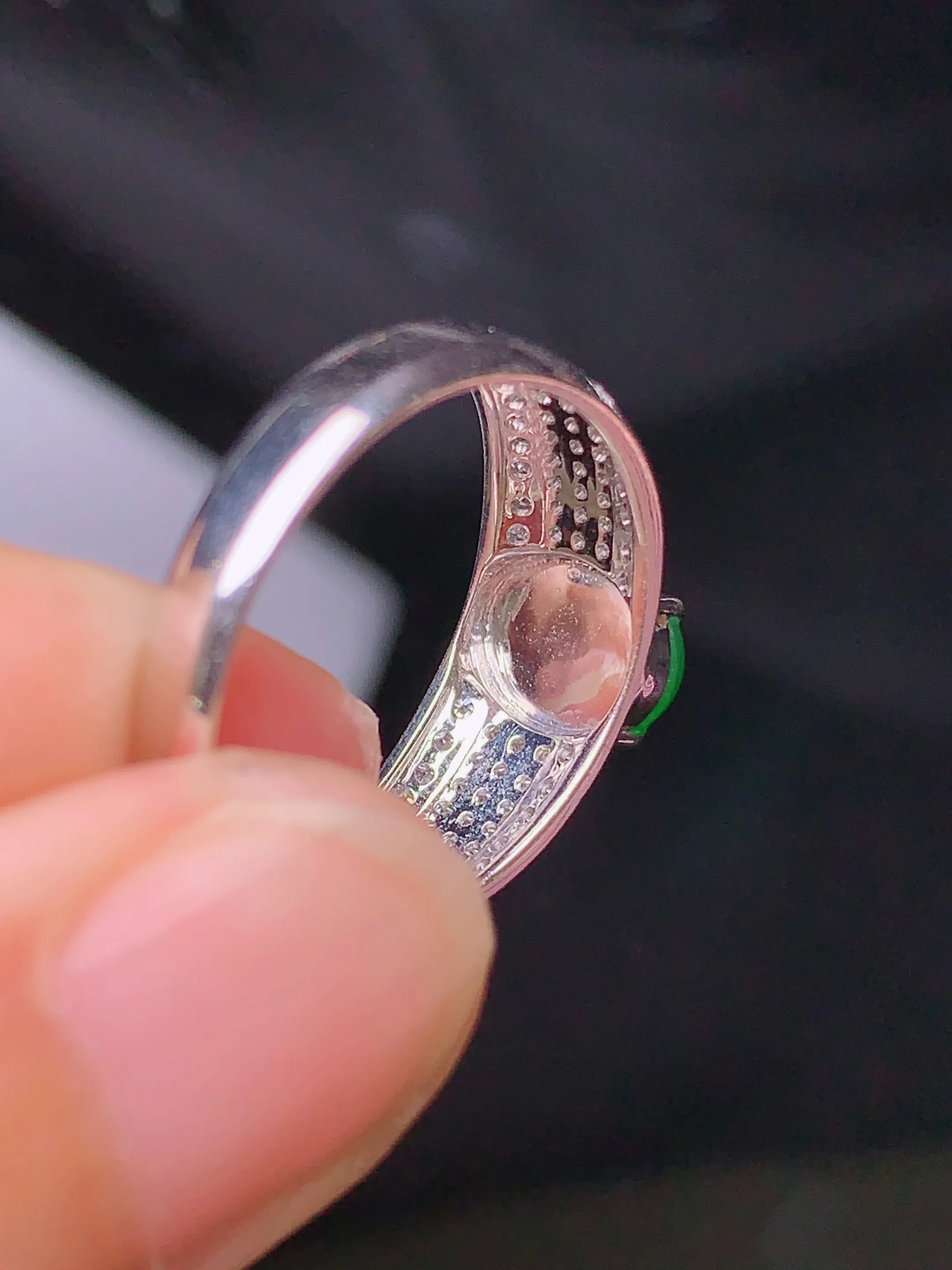 18k金钻镶嵌满绿蛋面戒指 玉质细腻 色泽清新艳丽 圈口15 整体尺寸7.2*6.3*3.8