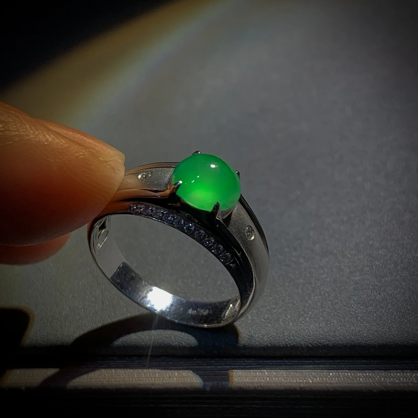 绿蛋面戒指，裸石7-6.5-4mm。14.5#，
18K金，南非钻，