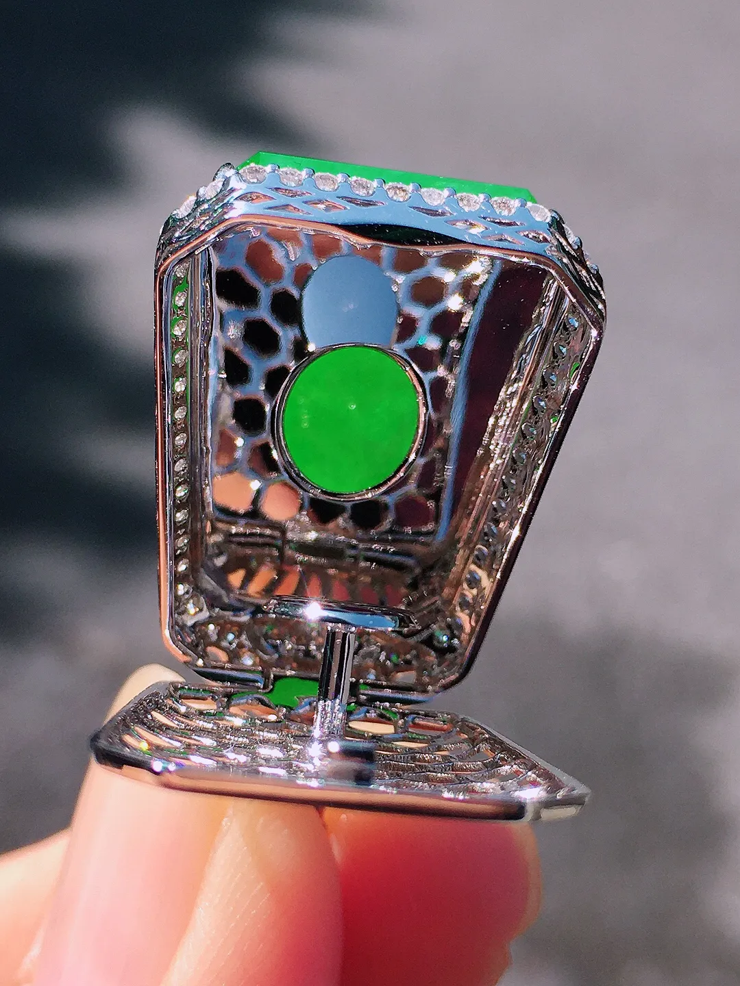 阳绿无事牌吊坠，色泽均匀艳丽，玉质细腻，荧光感超
强，饱满圆润，尽显优雅气质，18k
金豪华镶嵌