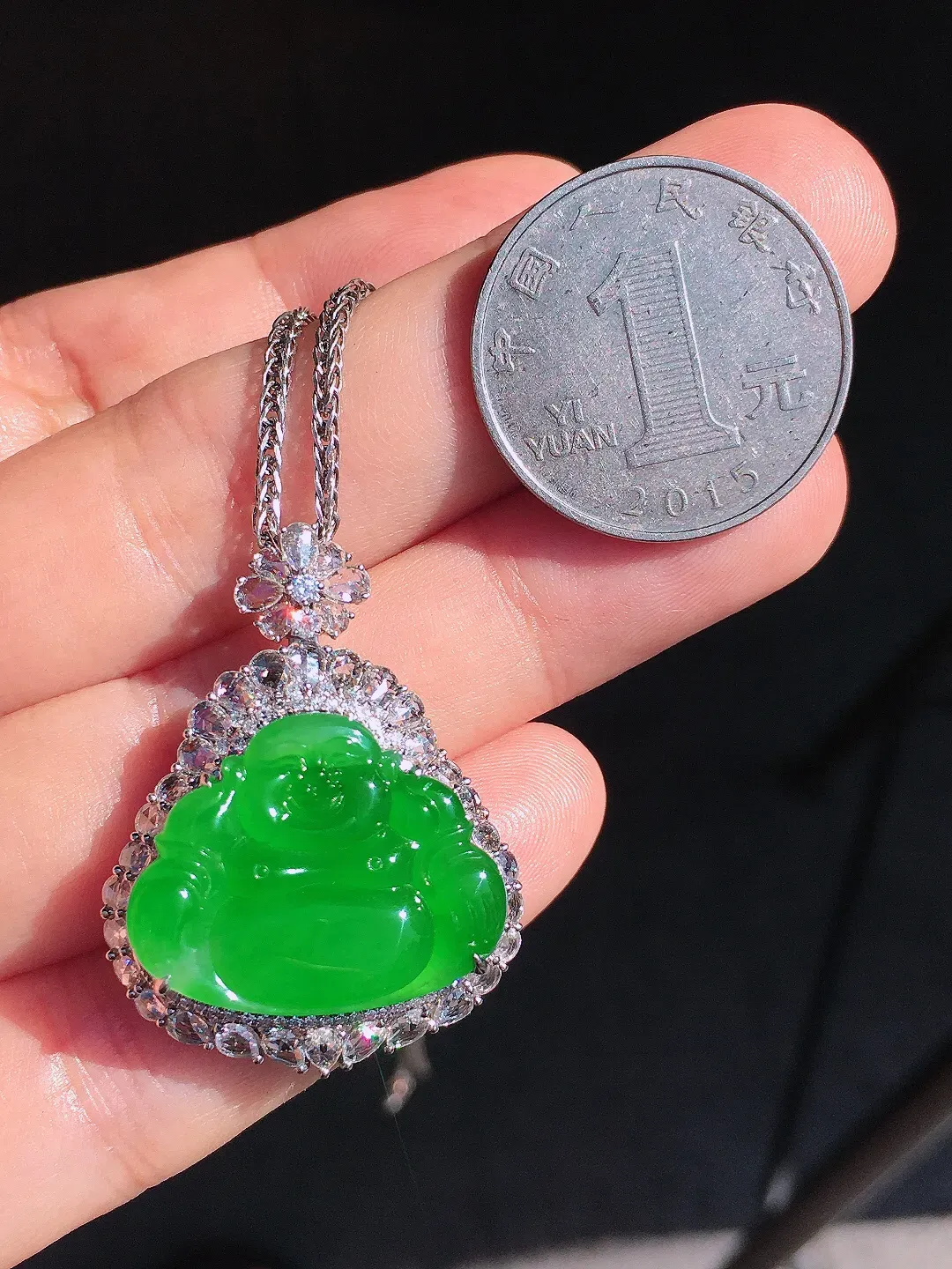 阳绿佛公吊坠，色泽均匀艳丽，玉质细腻，荧光感超
强，饱满圆润，尽显优雅气质，18k
金豪华镶嵌