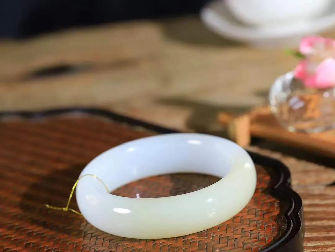 【暖玉生香·手镯】

收藏级臻品️️和田玉糖白玉手镯，质地油润细腻，色泽高贵典雅，镯型古朴典雅。在