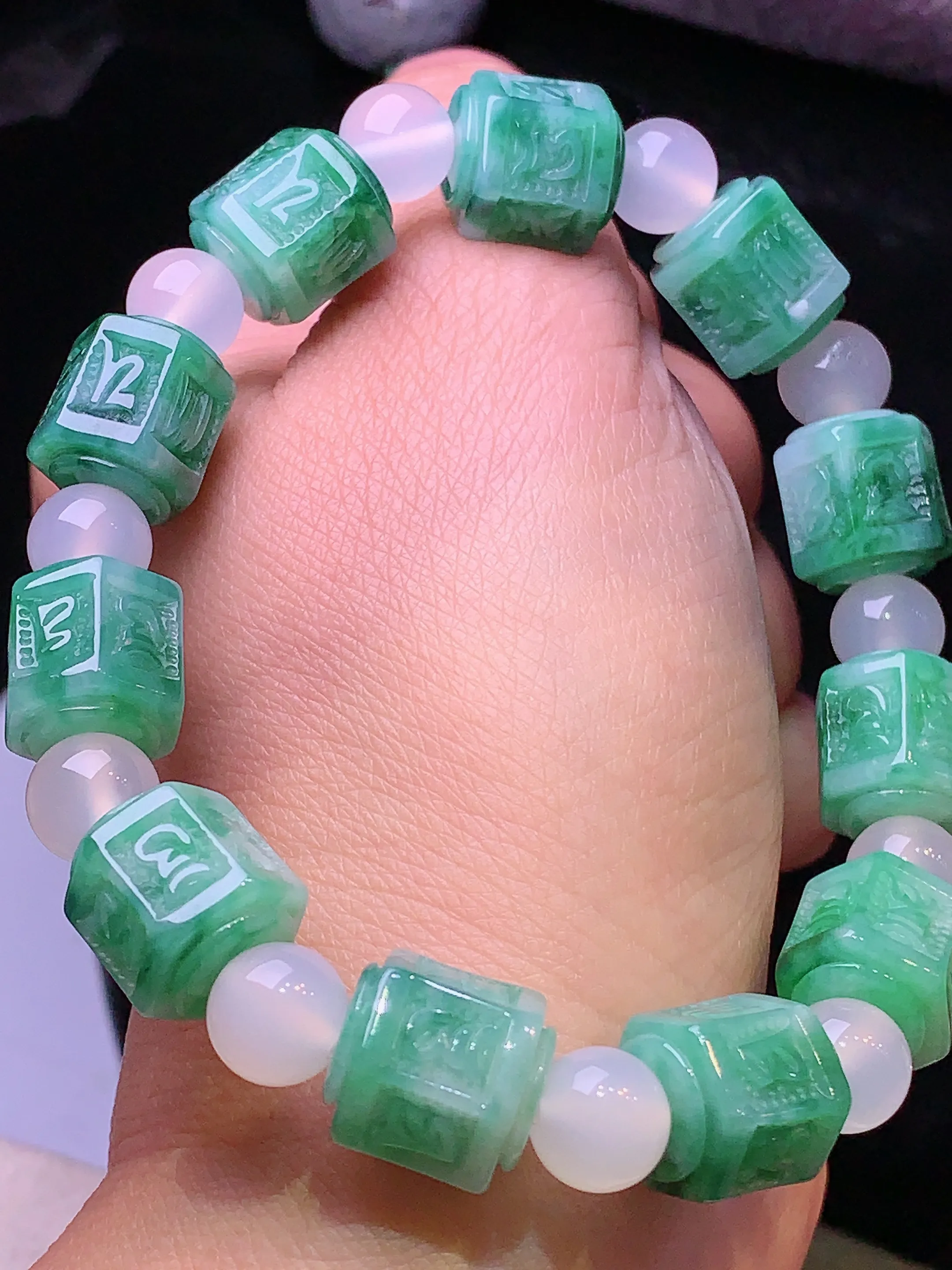 飘绿雕花路路通手链 玉质细腻 色泽清新艳丽 整体尺寸10.8*12.2