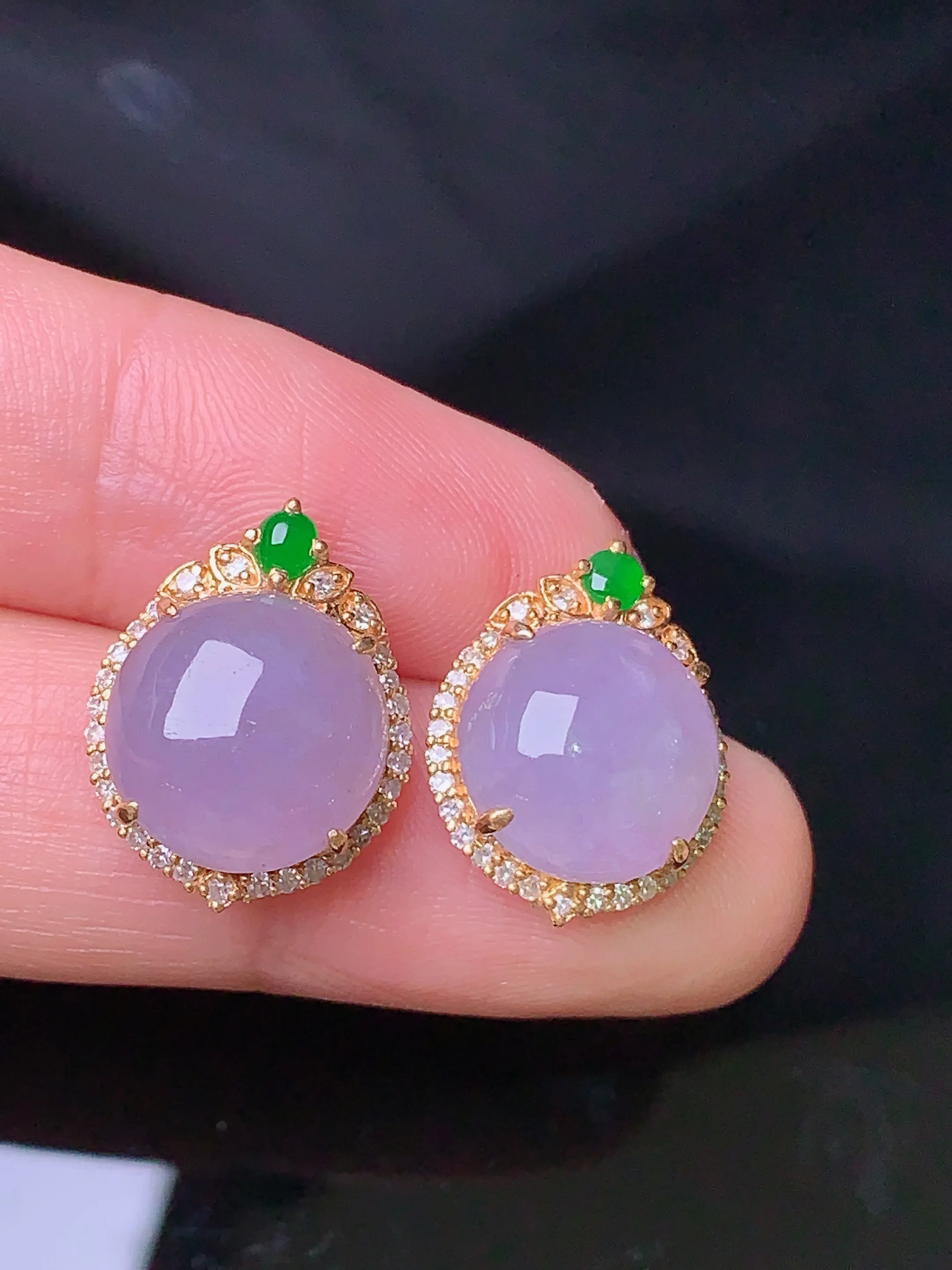 18k金钻镶嵌紫罗兰蛋面耳钉 玉质细腻 色泽清新艳丽 整体尺寸16.5*13.5*8.3