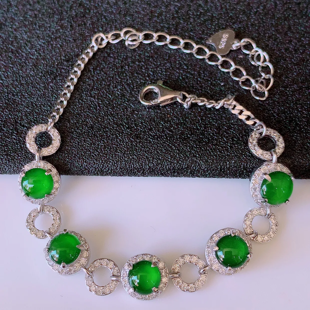 冰透满绿翡翠925银镶嵌手链，自然光实拍，翠色灵动，颜色漂亮，种老水足，品相佳，佩戴佳品！#97.7整体7.5*7.5*5裸石5*5