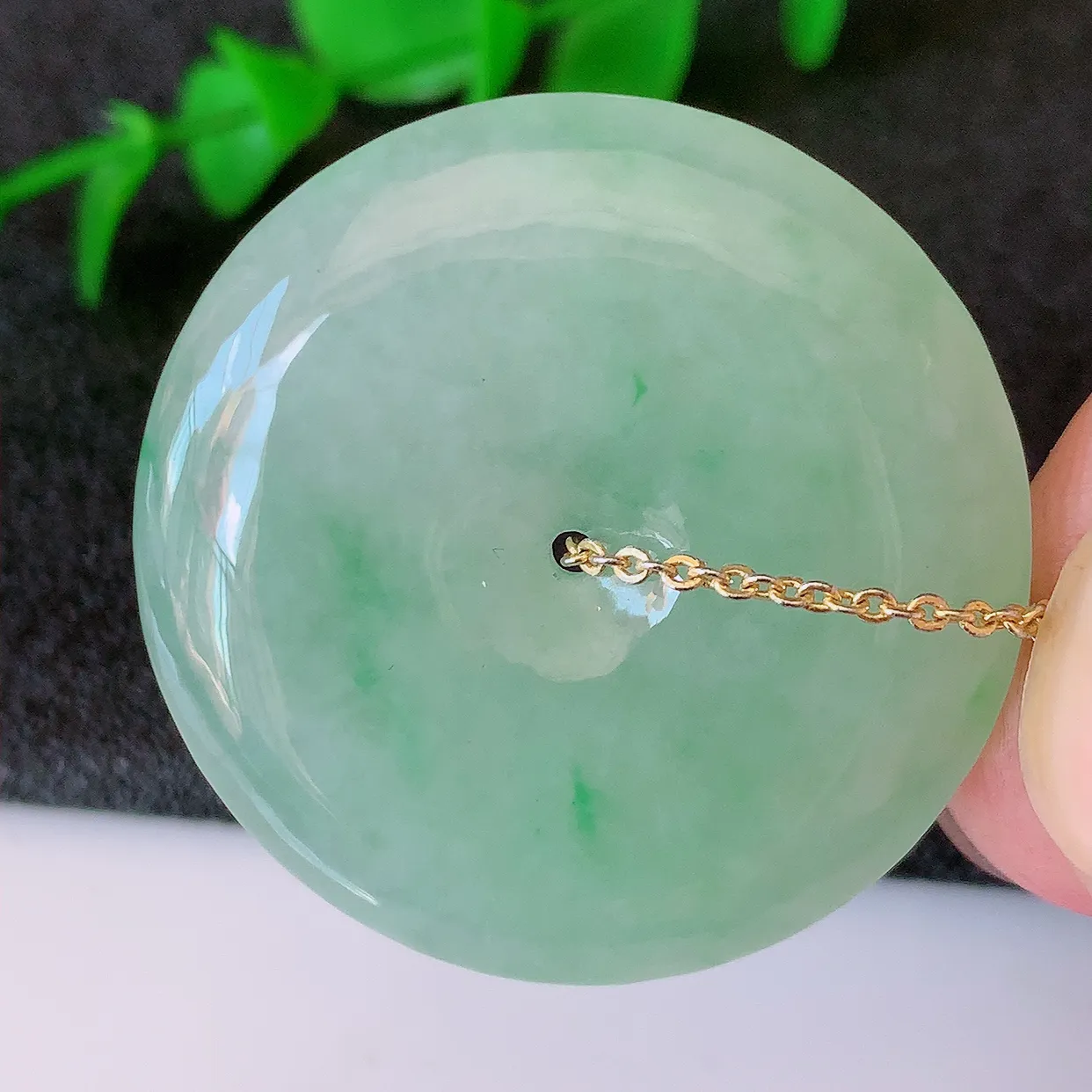 自然光实拍，冰飘绿翡翠平安扣吊坠，冰透，灵动飘逸，寓意平平安安，平安扣佩戴端庄漂亮！#57.7