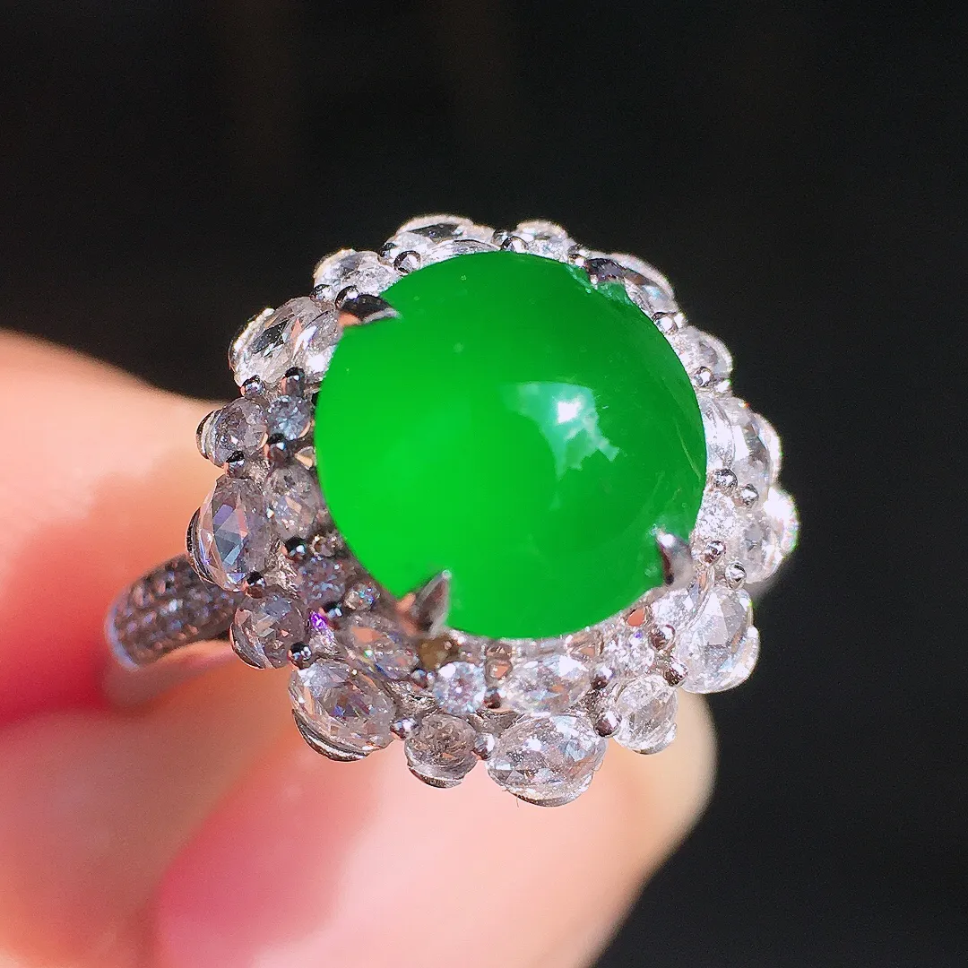 满绿蛋面戒指，色泽均匀浓郁，玉质细腻，荧光感超
强，饱满圆润，尽显优雅气质，18k
金豪华镶嵌