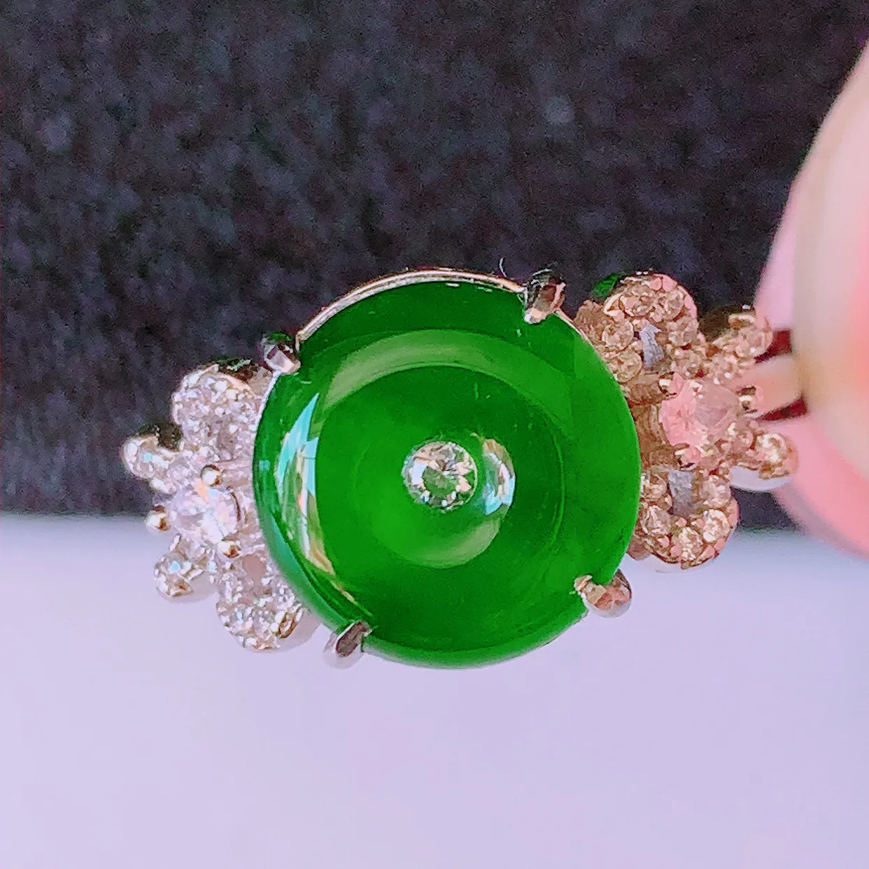 冰透满绿翡翠925银镶嵌平安扣戒指，自然光实拍，翠色灵动，颜色漂亮，种老水足，品相佳，佩戴佳品！#97.7（圈口可调大小）整体23*17.5*4.8裸石10.5*10.5