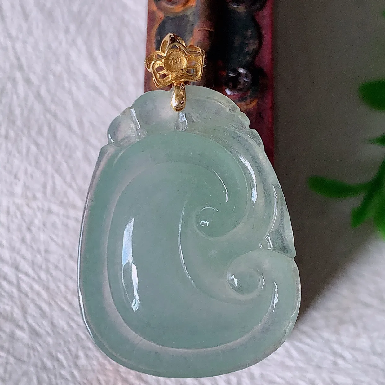 18K金镶嵌冰种翡翠如意吊坠，种老水足，雕工精湛 ，寓意美好，佩戴时尚出众！#12.7