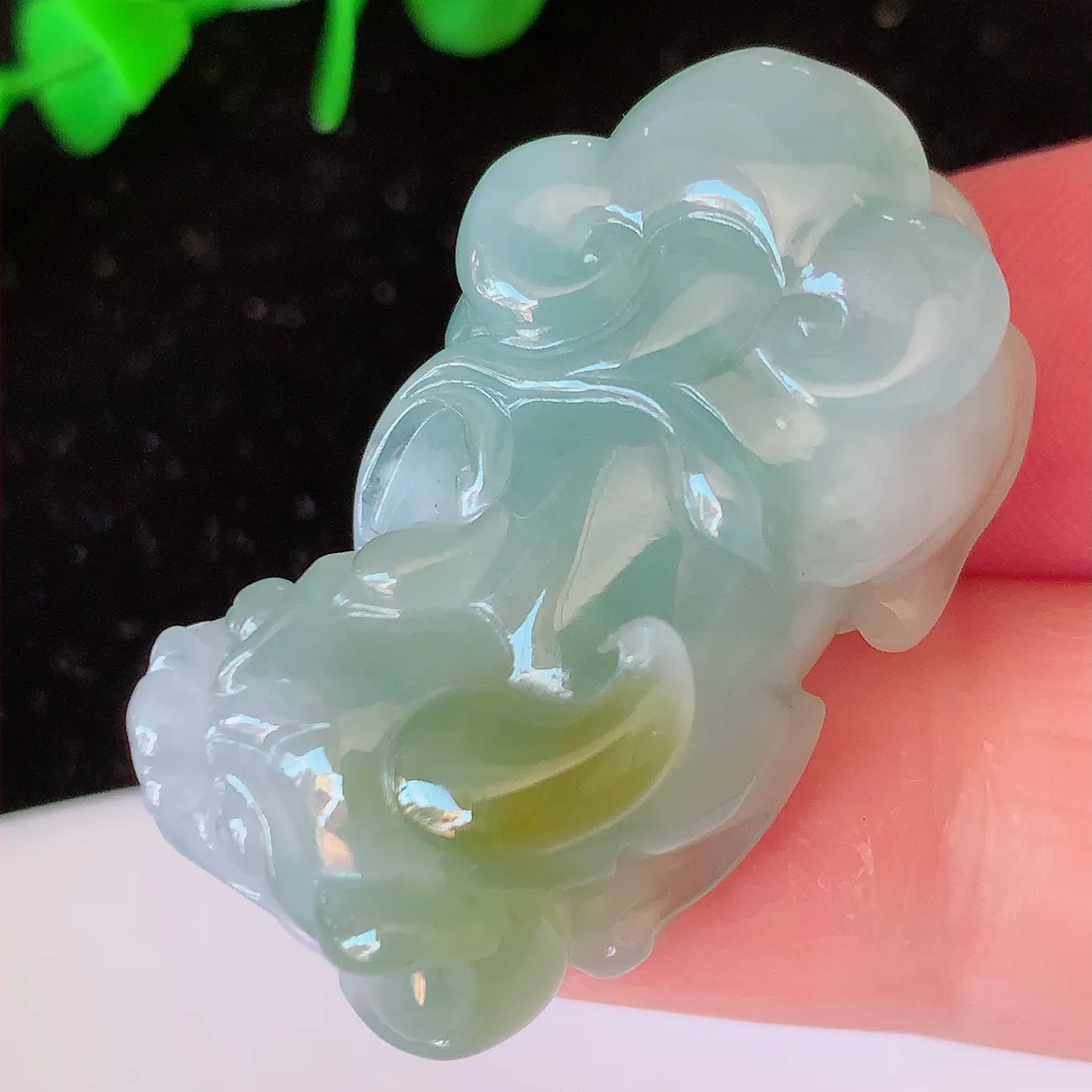 自然光实拍，冰双彩翡翠招财貔貅吊坠，民间有“一摸貔貅运程旺盛，再摸貔貅财运滚滚，三摸貔貅平步青云 ”