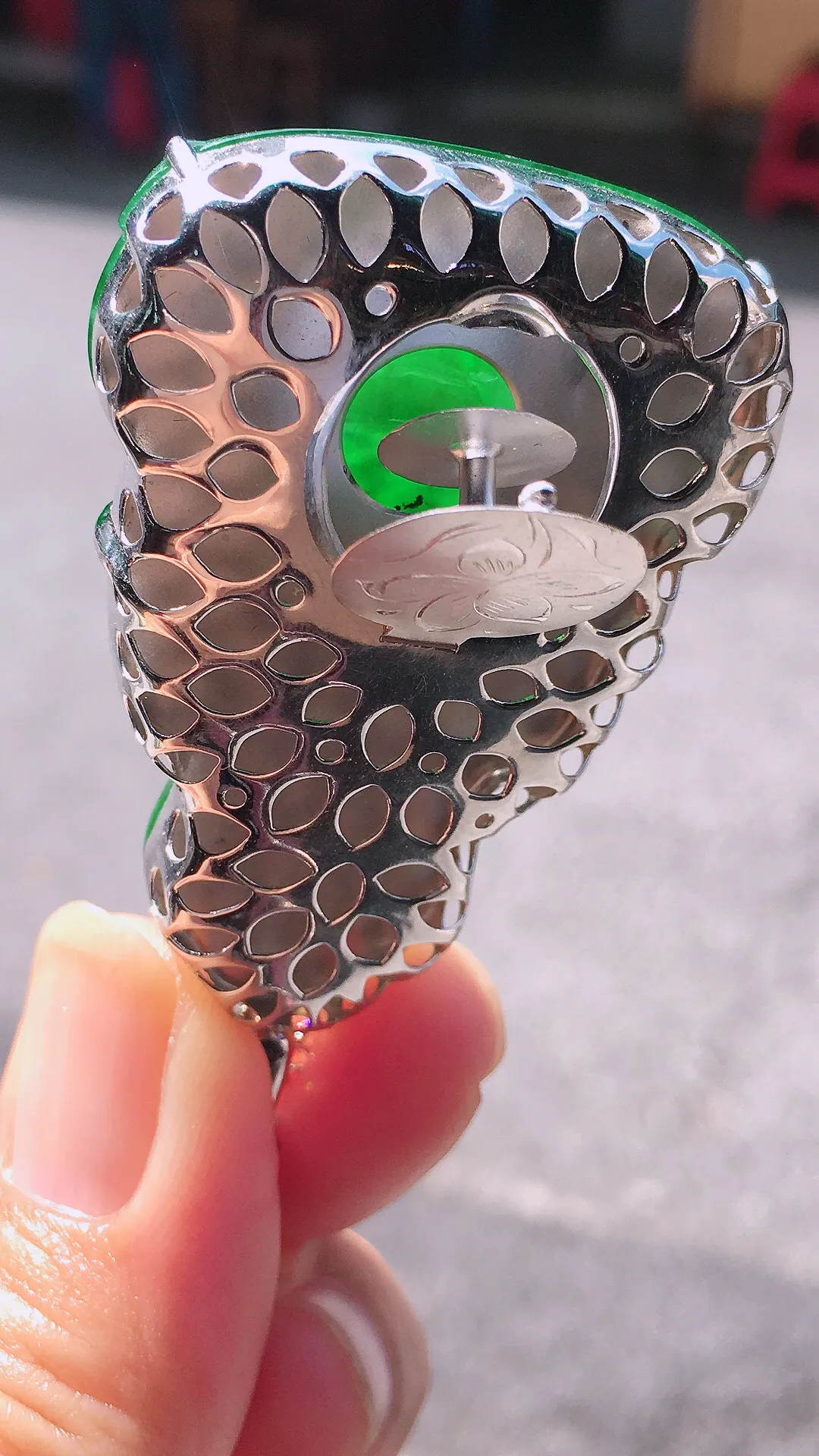 阳绿观音吊坠，色泽均匀艳丽，玉质细腻，荧光感超
强，饱满圆润，尽显优雅气质，18k
金豪华镶嵌