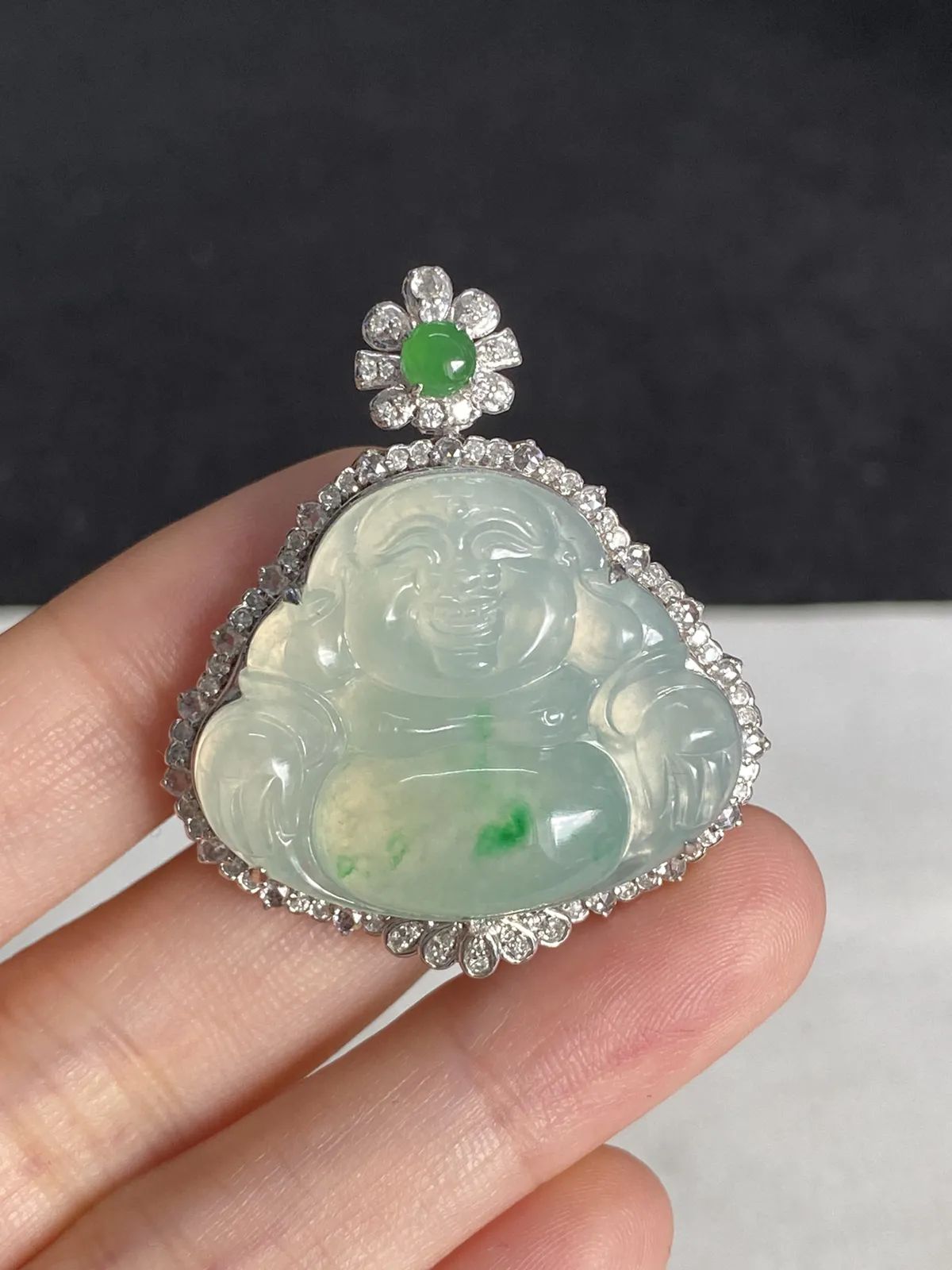 翡翠冰糯种飘绿吊坠，伴钻石