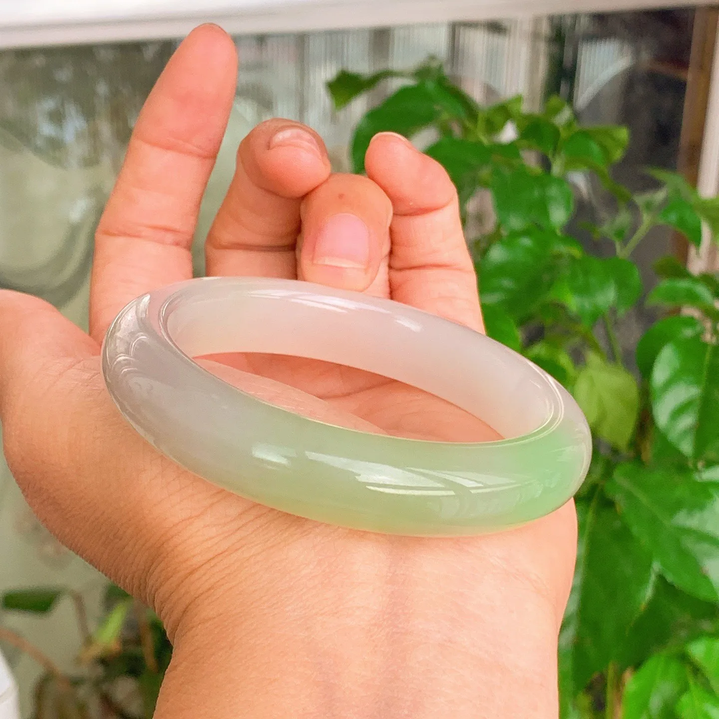 57圈口 收藏级和田玉白玉三色青海翠翠青手镯   57圈口条宽13厚10重61.5克，玉质细腻油润 底色纯净 脂粉好。结构好。品质好！lt251107