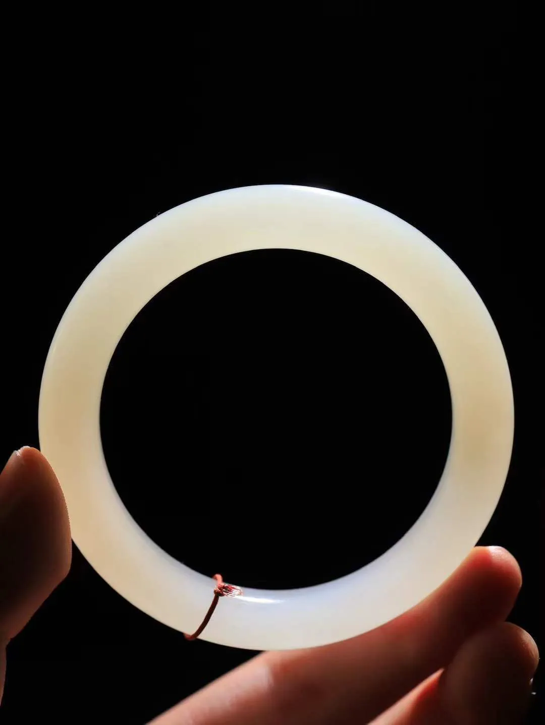 （一见倾心.手镯）

精品️和田玉糖白玉手镯，玉质温润细腻 油性十足 手感舒适，高华雅逸，线条流畅，简约大气，美自天成，素雅高贵。佩戴于腕间，婉约之美，举手投足间透出那低调奢华。重59克  尺寸58-11.6-9.9mm FDA79110826